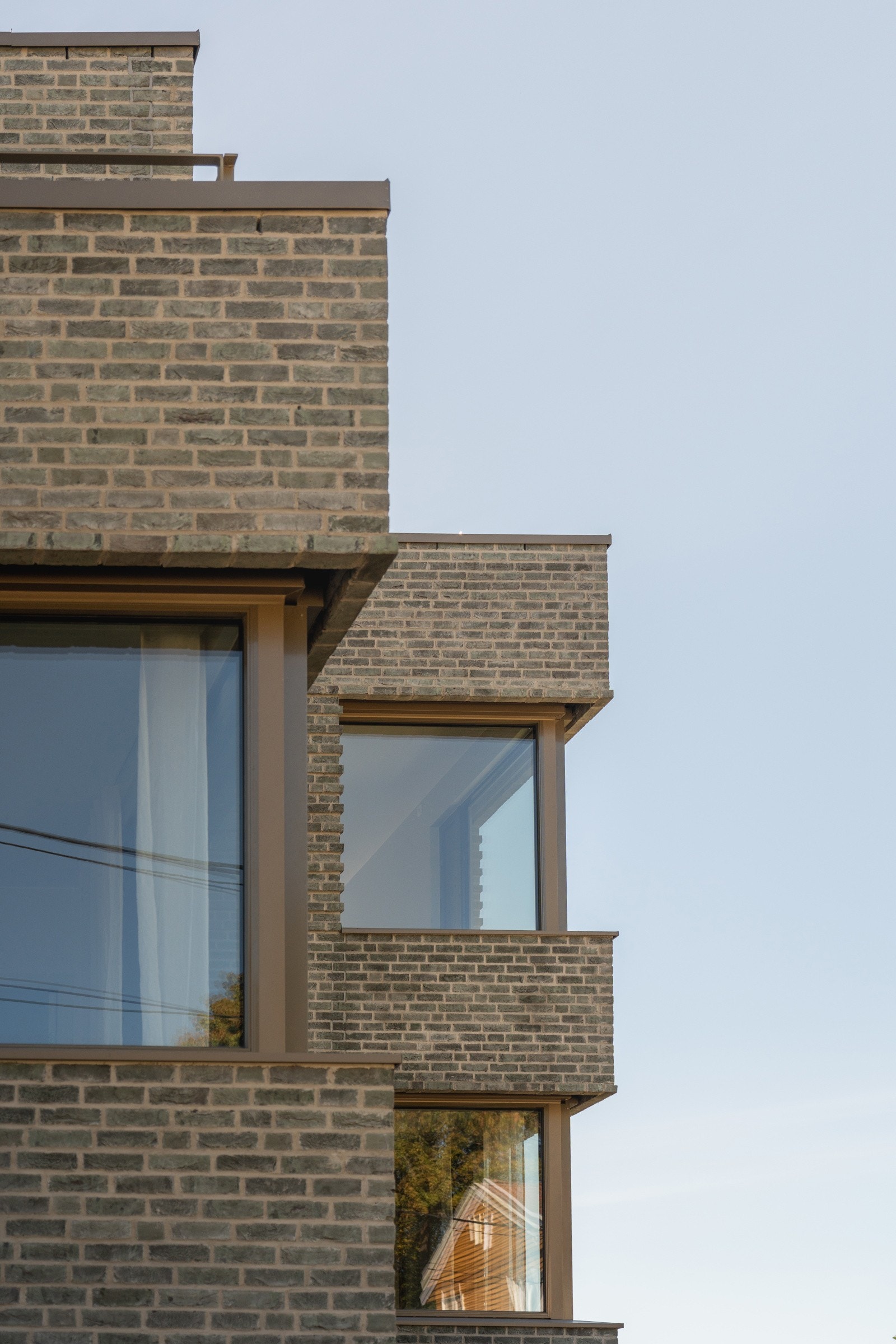 Bygget er utført i materialer av høy kvalitet som gir eksklusiv og tidløs arkitektur. Teglstein som hovedmateriale gir arkitekturen tyngde og varighet.