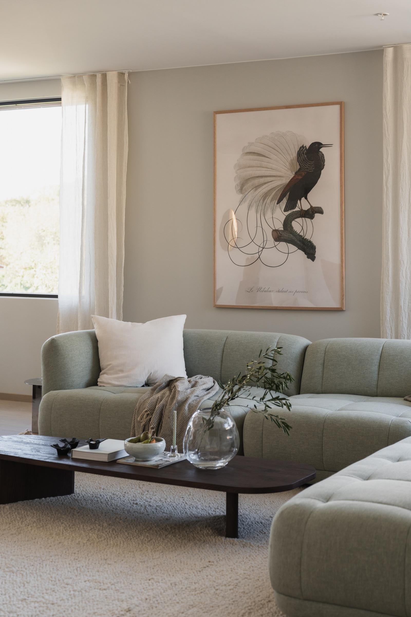 Store vindusflater og hjørnevinduer som gir godt med lys og utsyn i flere retninger.