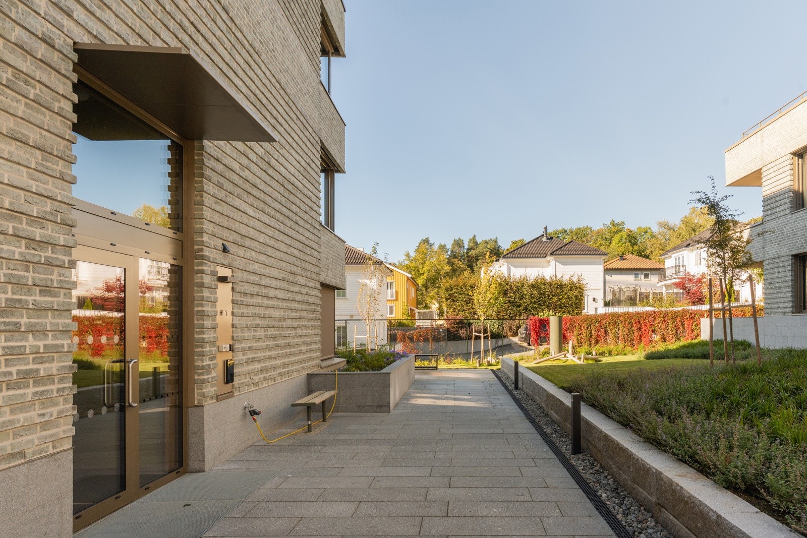 SML Lighting har bidratt til en helhetlig lysplan for utendørs- og fellesområdene i Hyllveien.