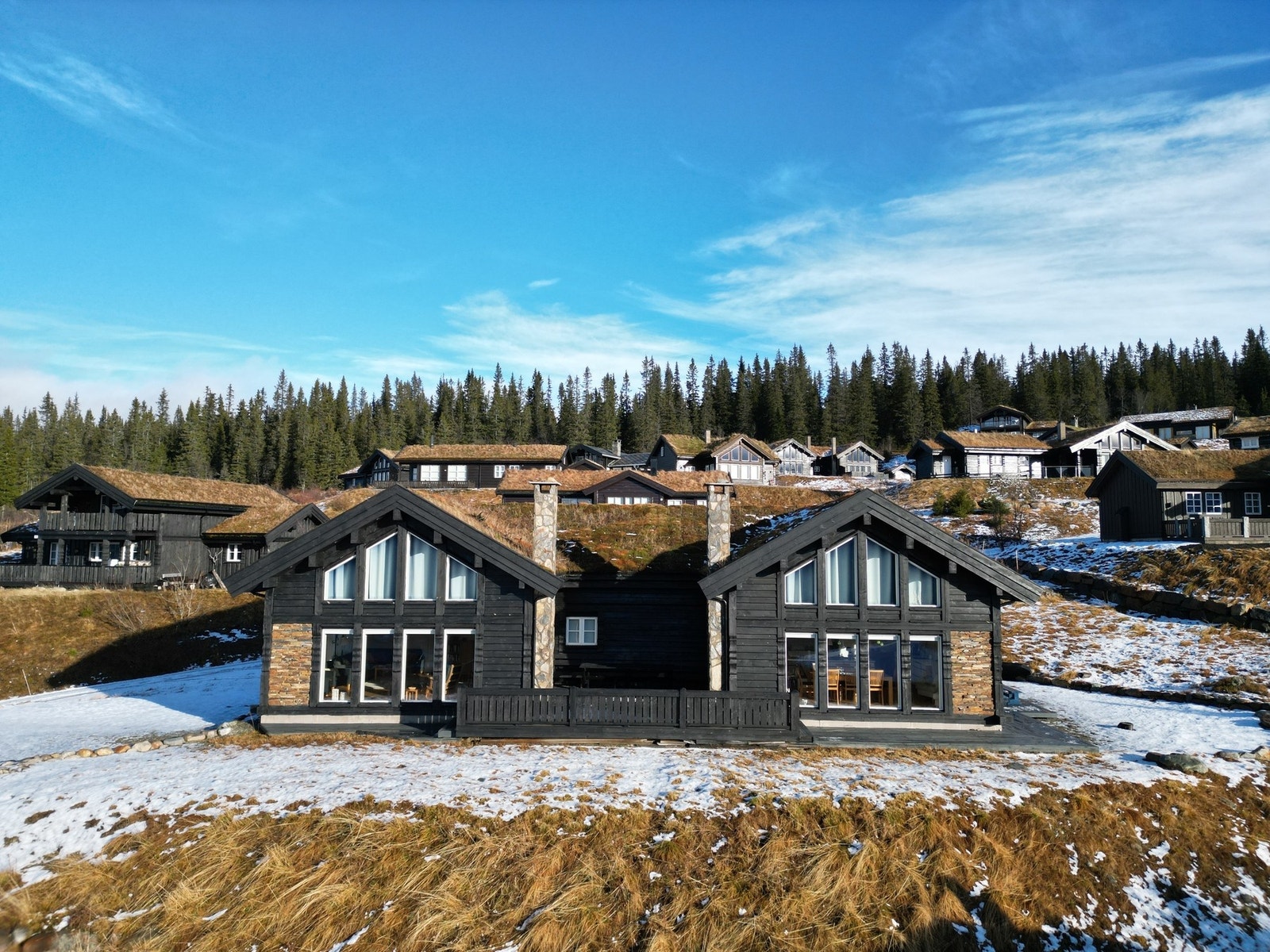 En flott hytte med en spektakulær fasade med lun uteplass Galleribilde