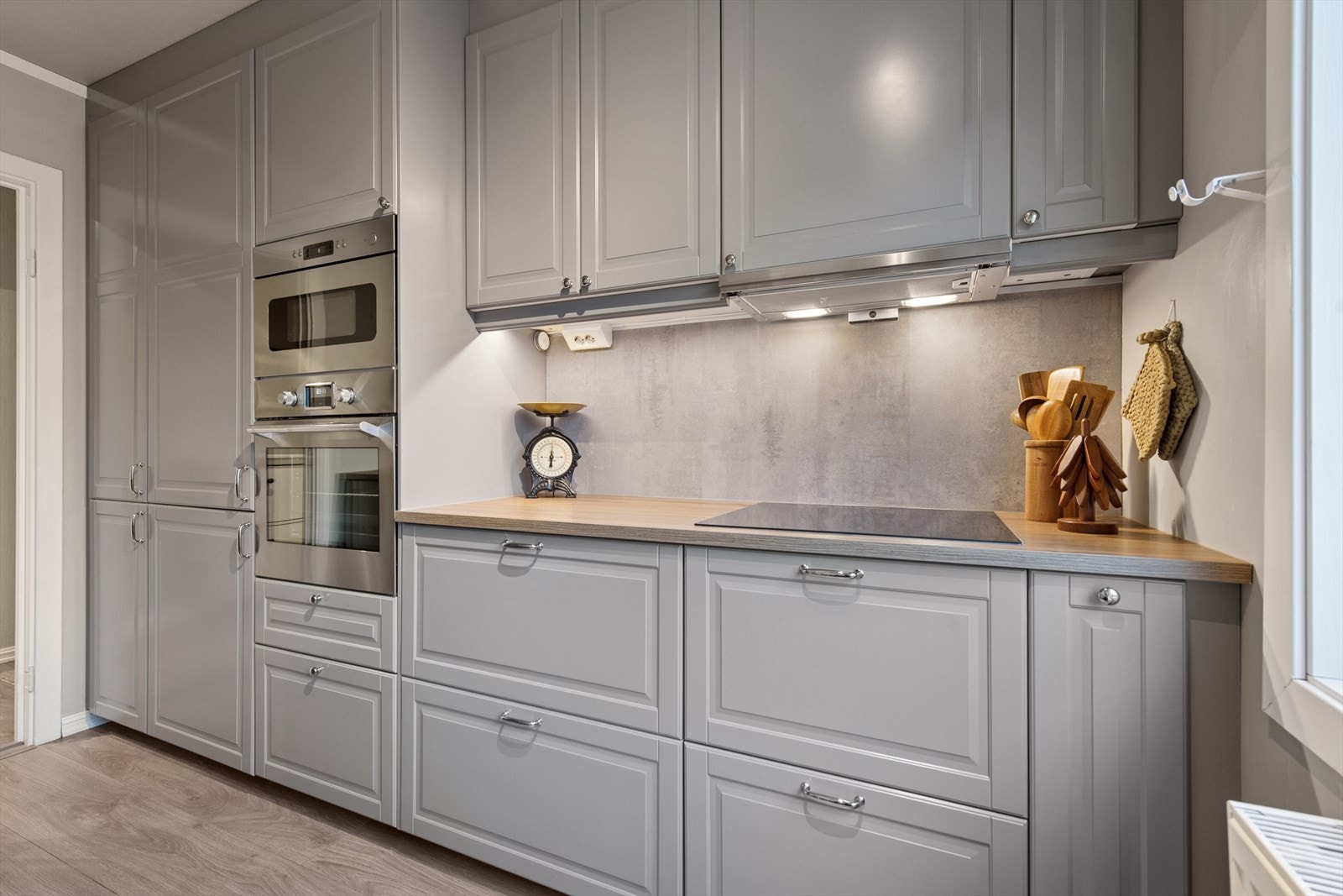 Integrerte hvitevarer som stekeovn, platetopp, micro, oppvaskmaskin og kjøl/frys. Galleribilde