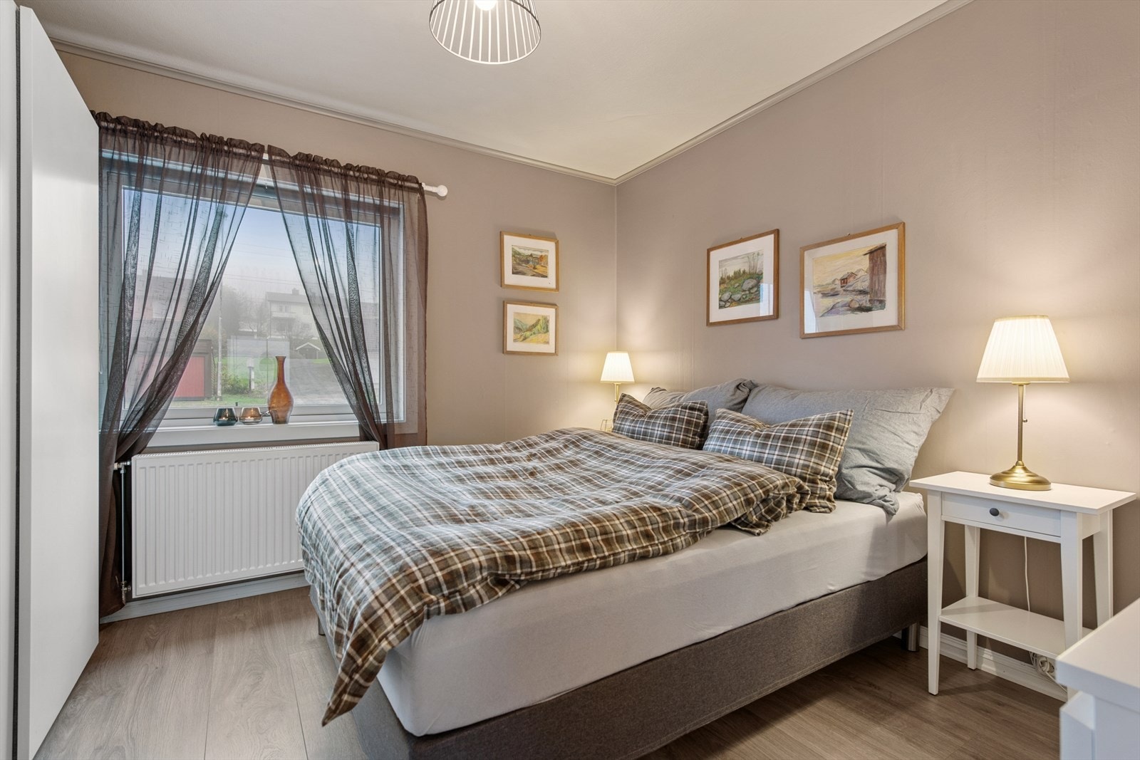 Her er det god plass for dobbeltseng og nattbord. Galleribilde