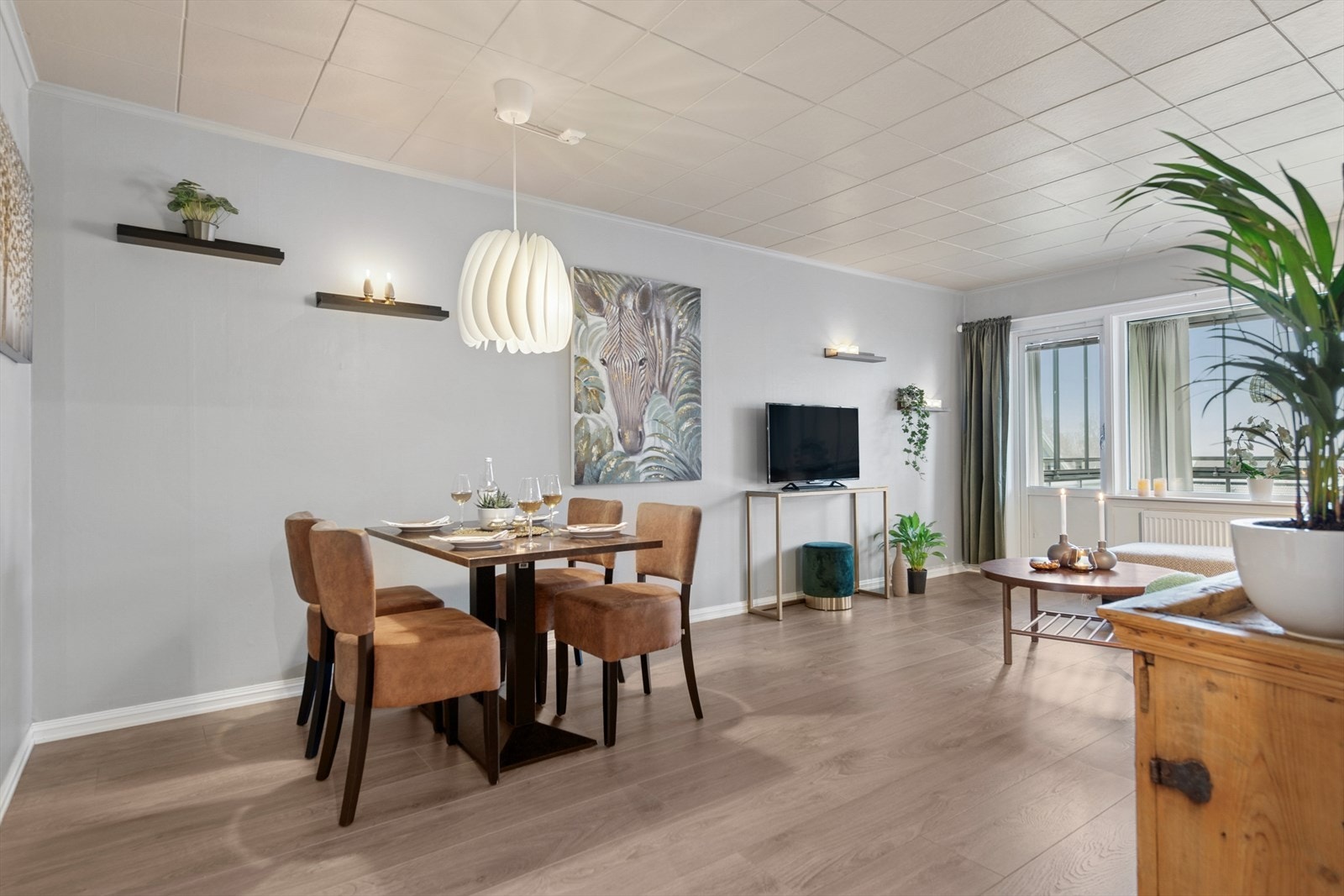 Vi beveger oss videre inn i en lys og innbydende stue. Galleribilde