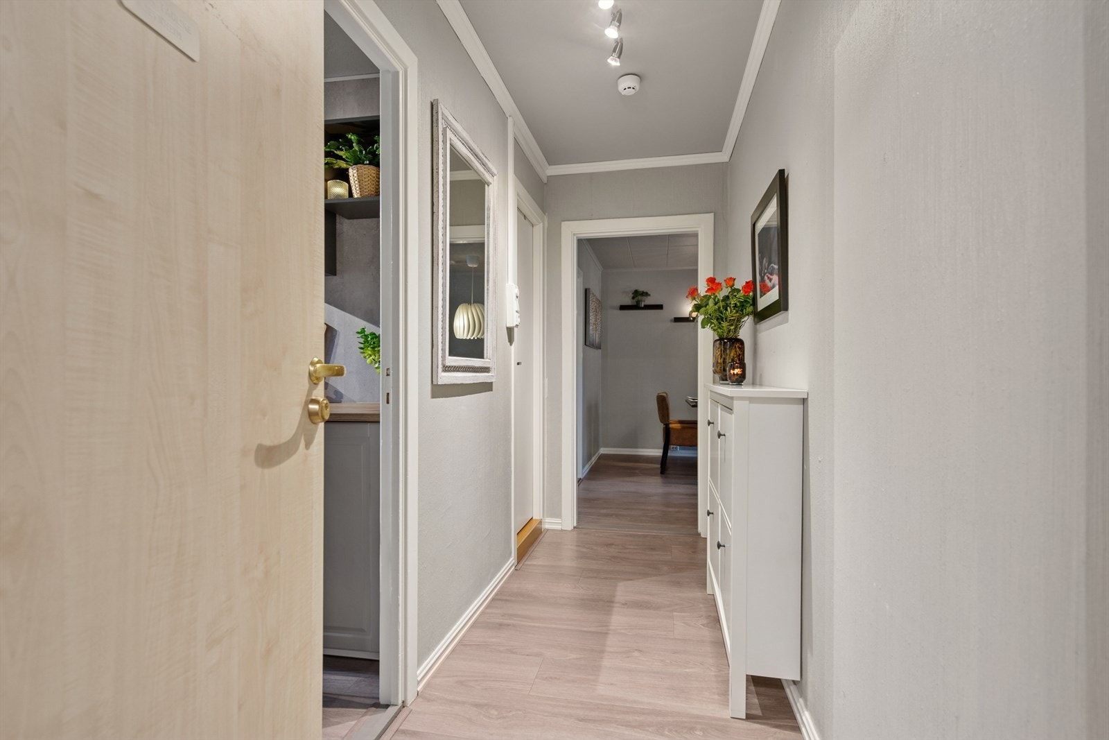 Lys og hyggelig entré med plass for enkle garderobe- og opphengsløsninger. Galleribilde