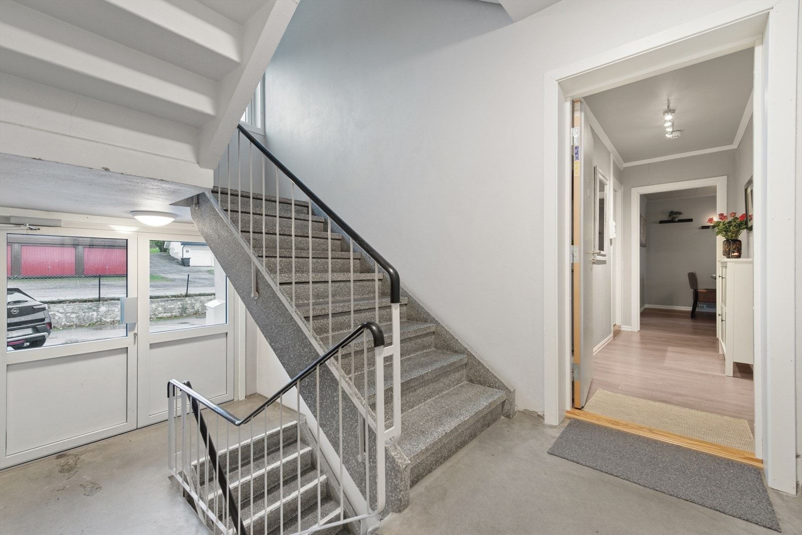 Felles inngangsparti og enkel adkomst i første etasje. Galleribilde