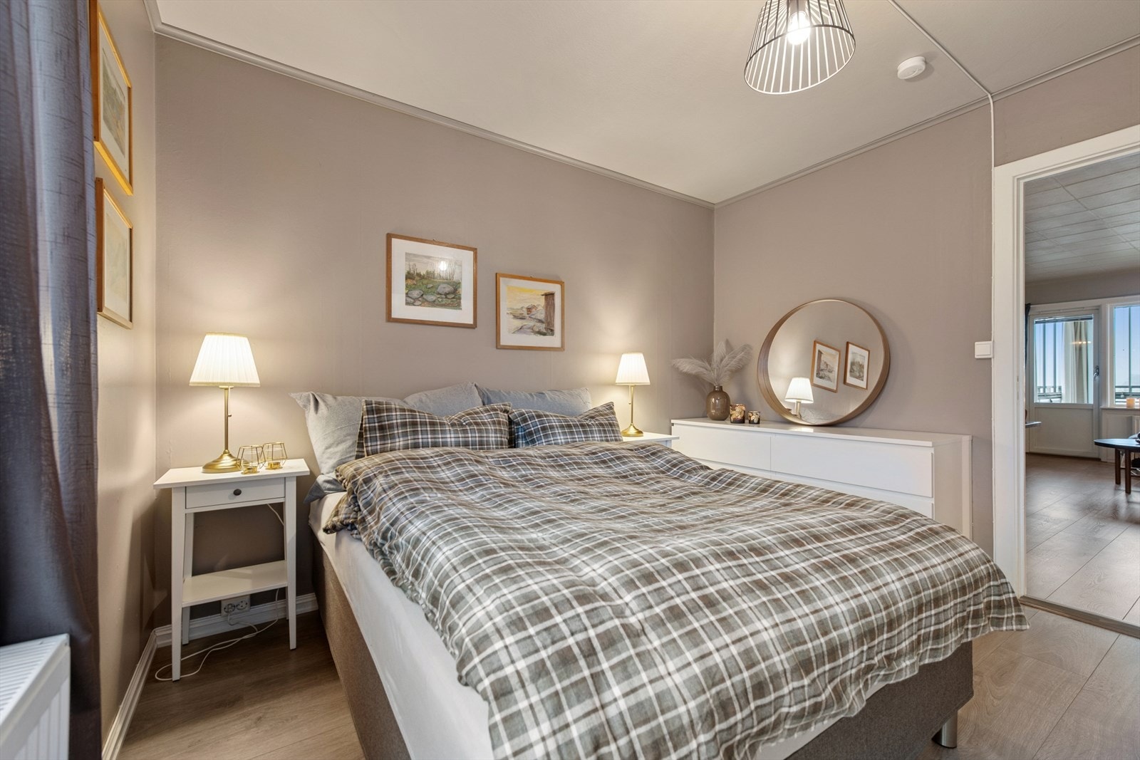 Her er det god plass for dobbeltseng og nattbord. Galleribilde