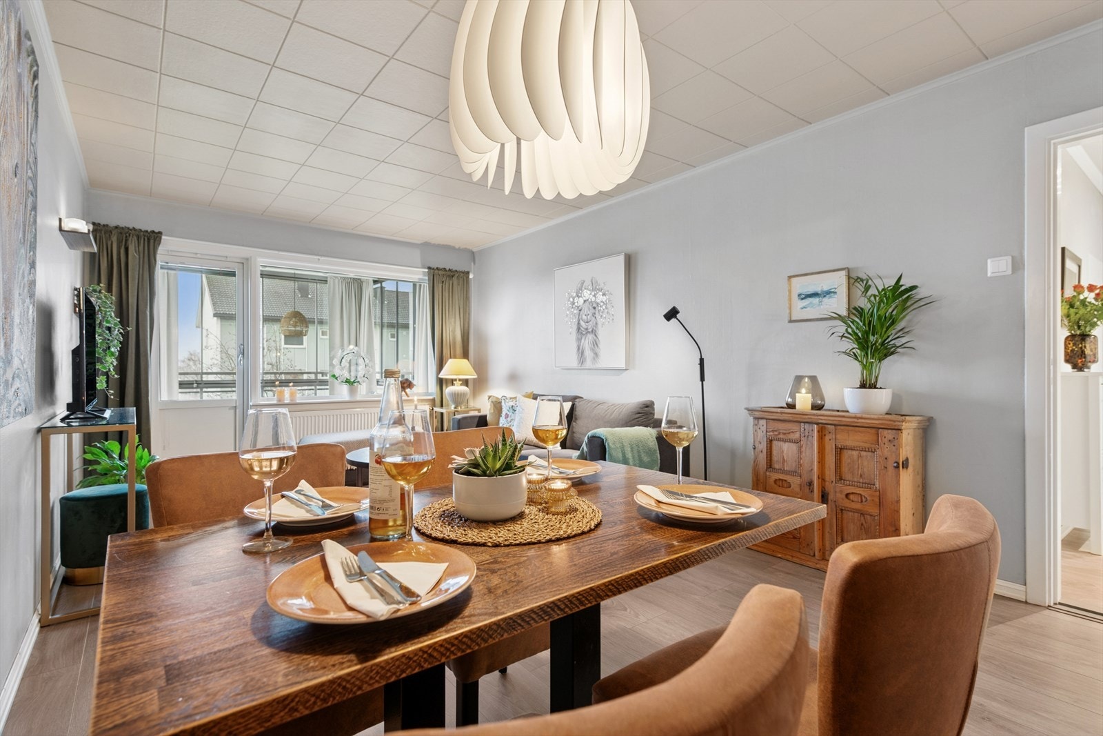 Leiligheten varmes opp med vannbåren varme via radiatorer. Galleribilde