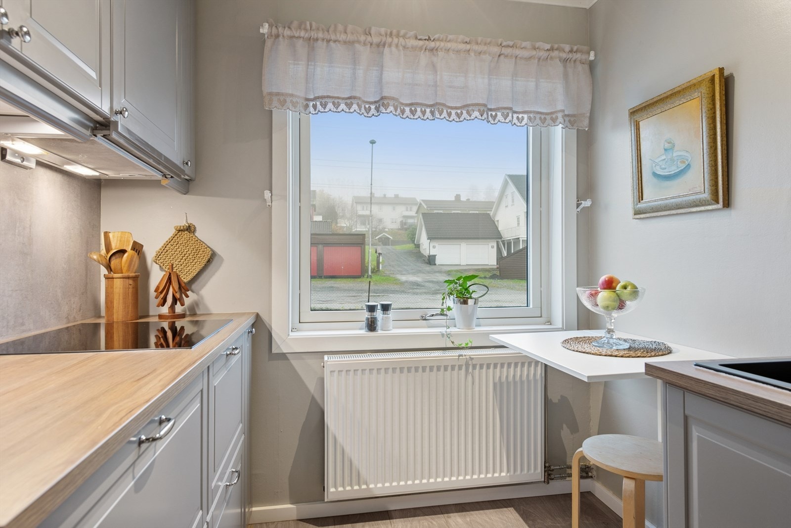 Her har en alt en måtte trenge av både skap-, skuff- og benkeplass. Galleribilde