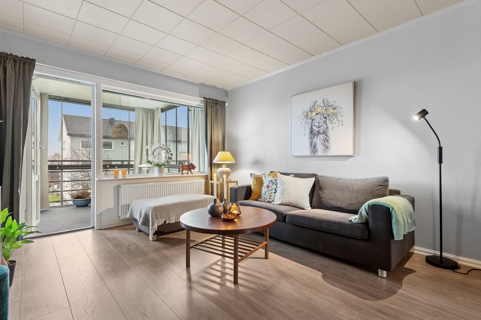 Sofakroken finner fort sin naturlige plass i rommet, og tv-en kan med fordel plasseres mot/på vegg. Galleribilde