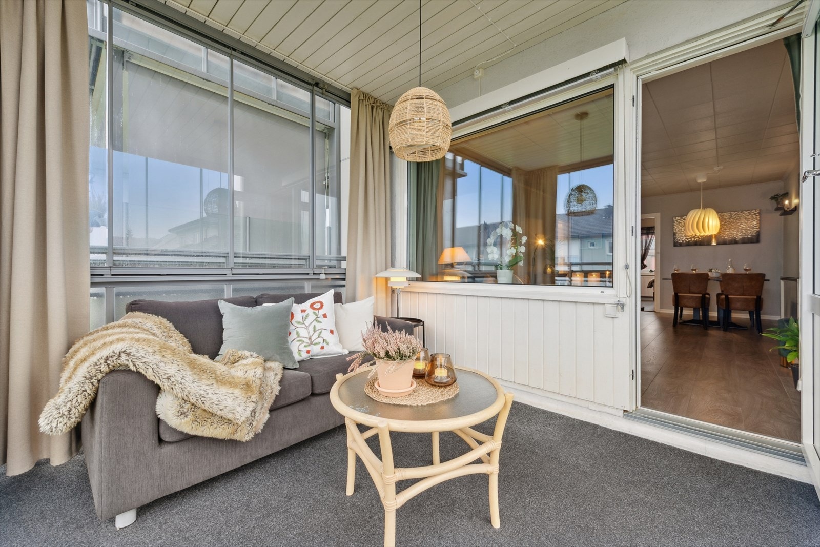 Fra stuen er det videre utgang til en flott innglasset balkong på ca. 8kvm. Galleribilde