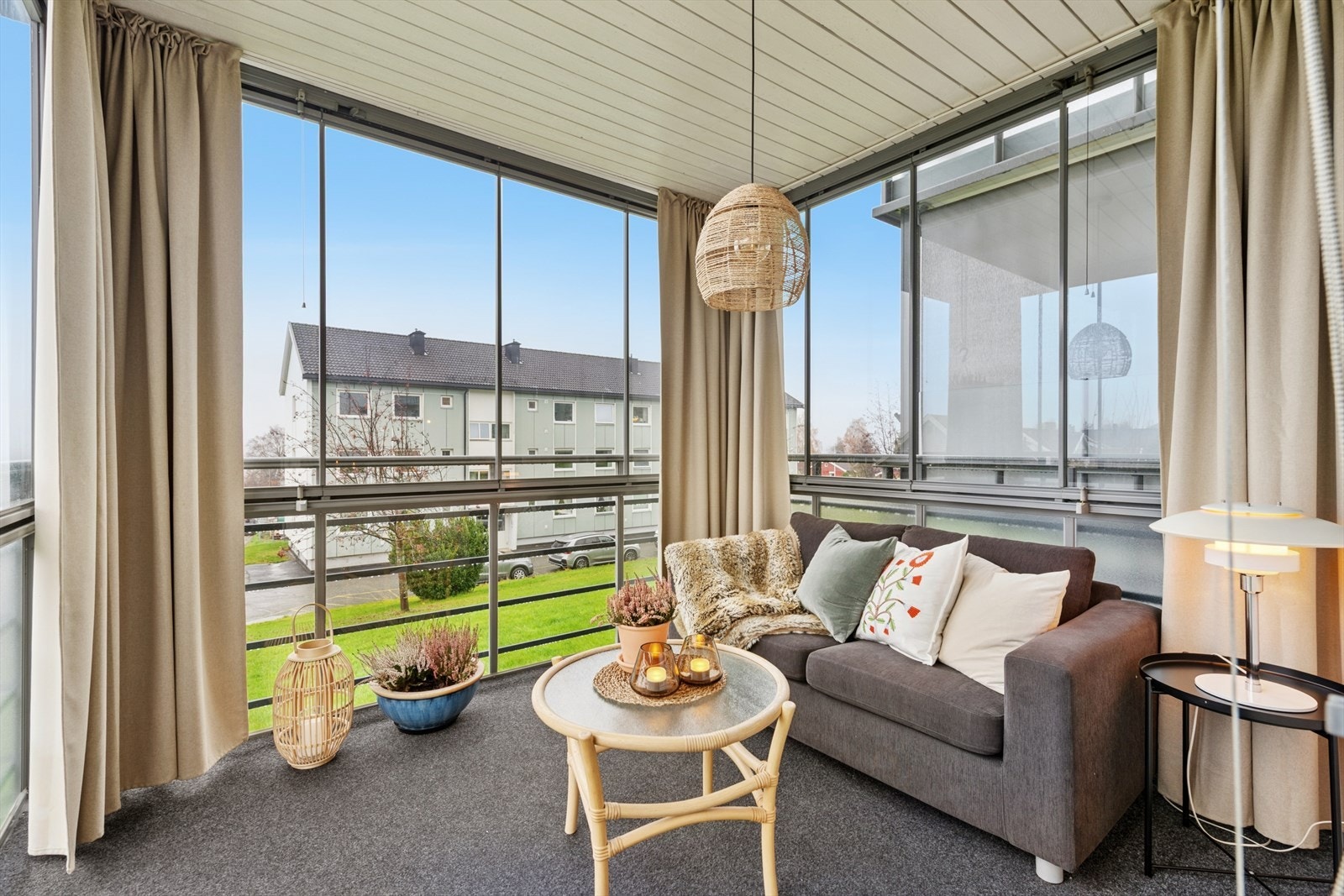 Her er det god plass for møblement. Rommet kan fint fungere som en naturlig forlengelse av stuen. Galleribilde