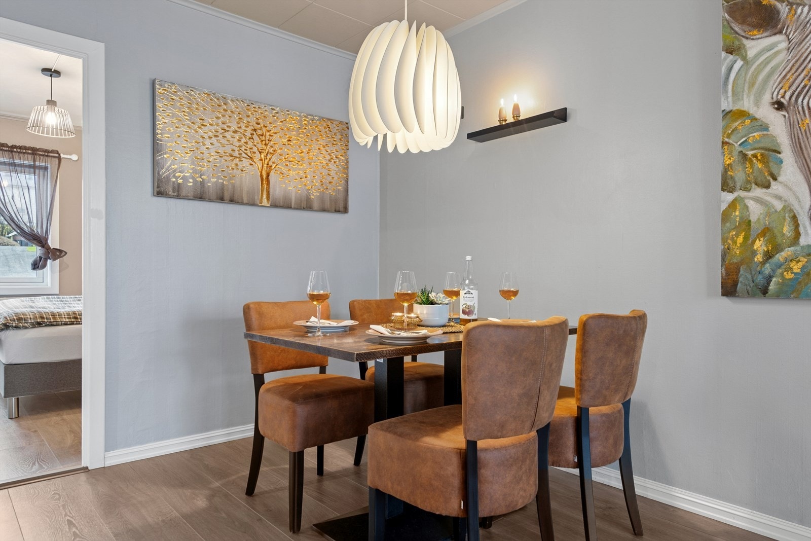 Spisegruppen tar plass i egen sone og inviterer til sosiale og hyggelige måltider med kjente og kjære. Galleribilde