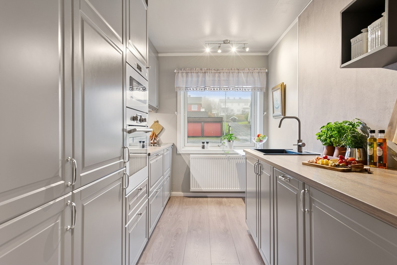 Tidløst og pent kjøkken som ble satt inn i 2019. Galleribilde