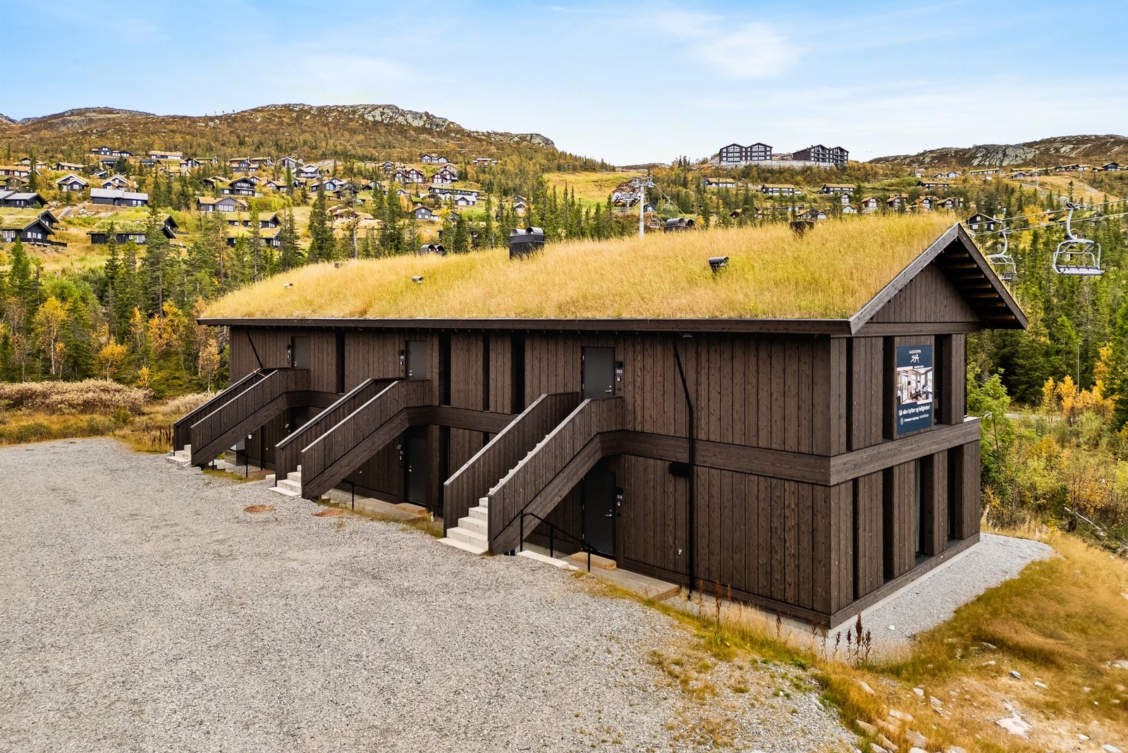 Eiendommen ligger skjermet og solrikt. Galleribilde