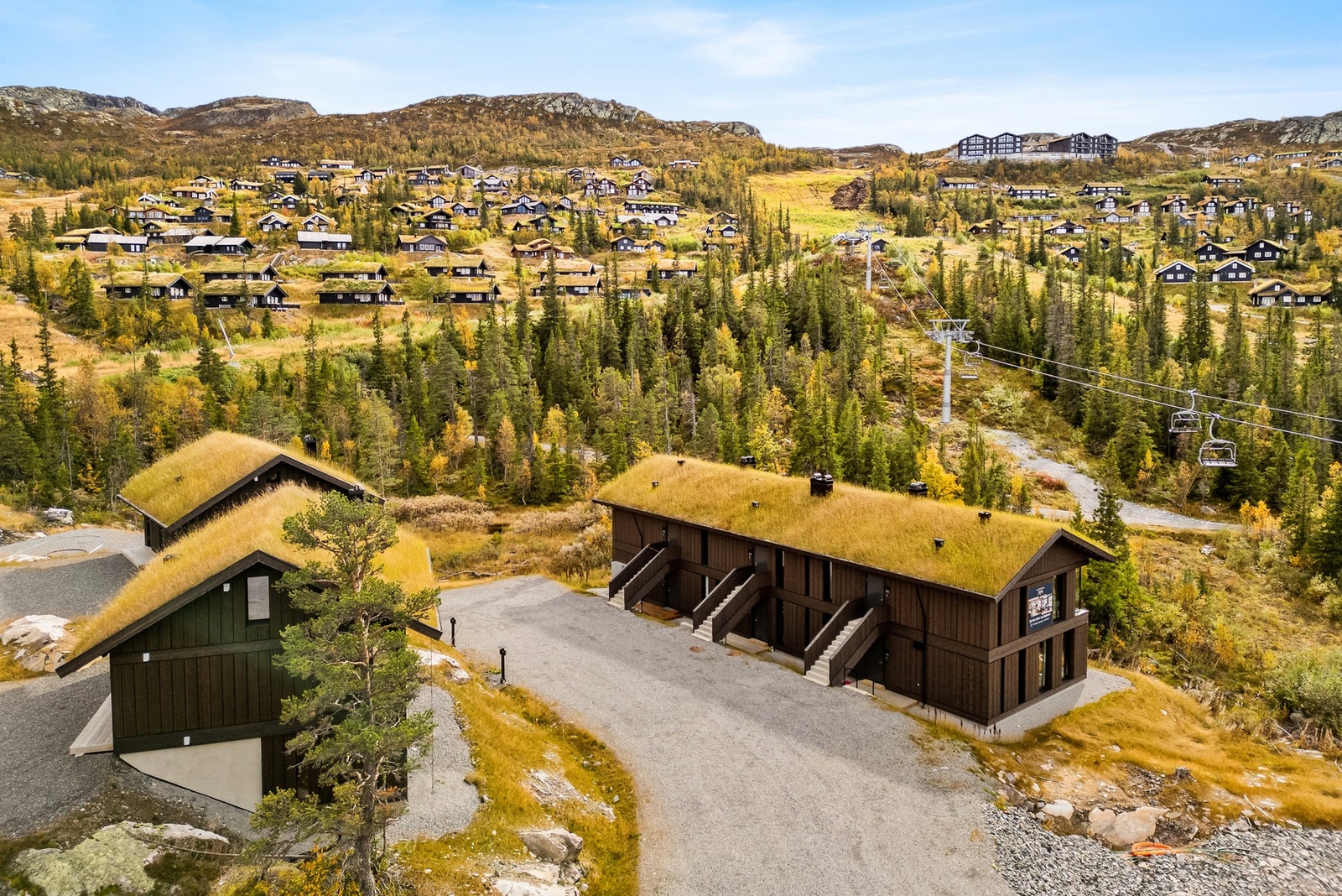 Felles tun og parkeringsplass rett bak bygget. Galleribilde