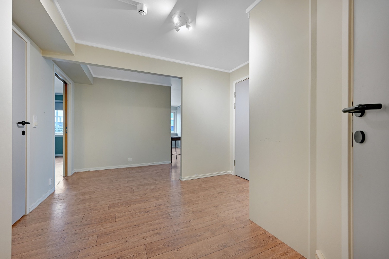 Her er vi i entreen igjen og ser litt av hovedsoverommet til venstre og døren til badet Galleribilde