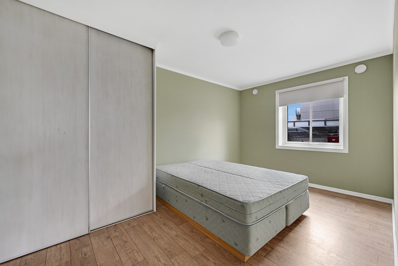 Stor skyvedørsgarderobe og god plass for dobbel seng Galleribilde