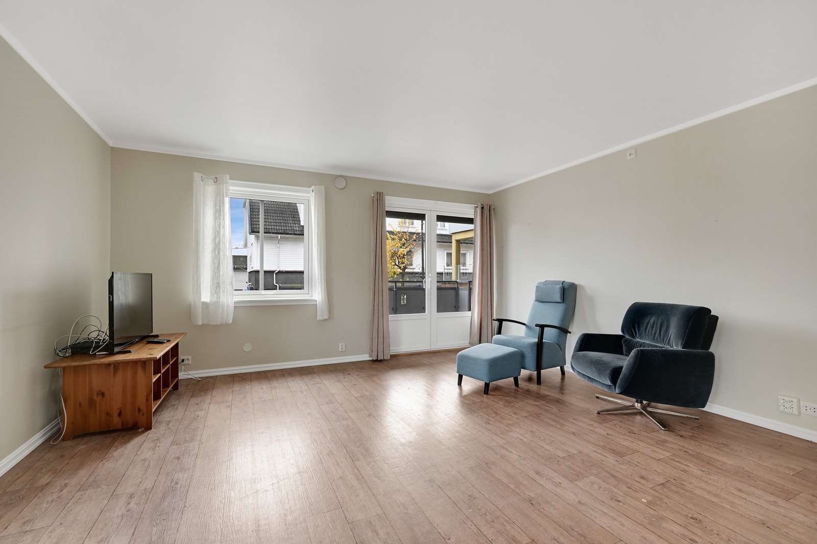 Fra stua er det tofløyet dør ut til leilighetens balkong Galleribilde