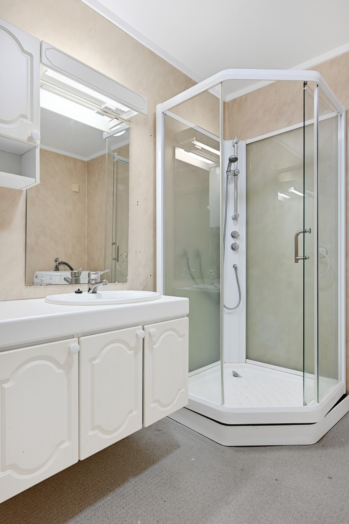 Badet har gulvbelegg og vinyltapet Galleribilde