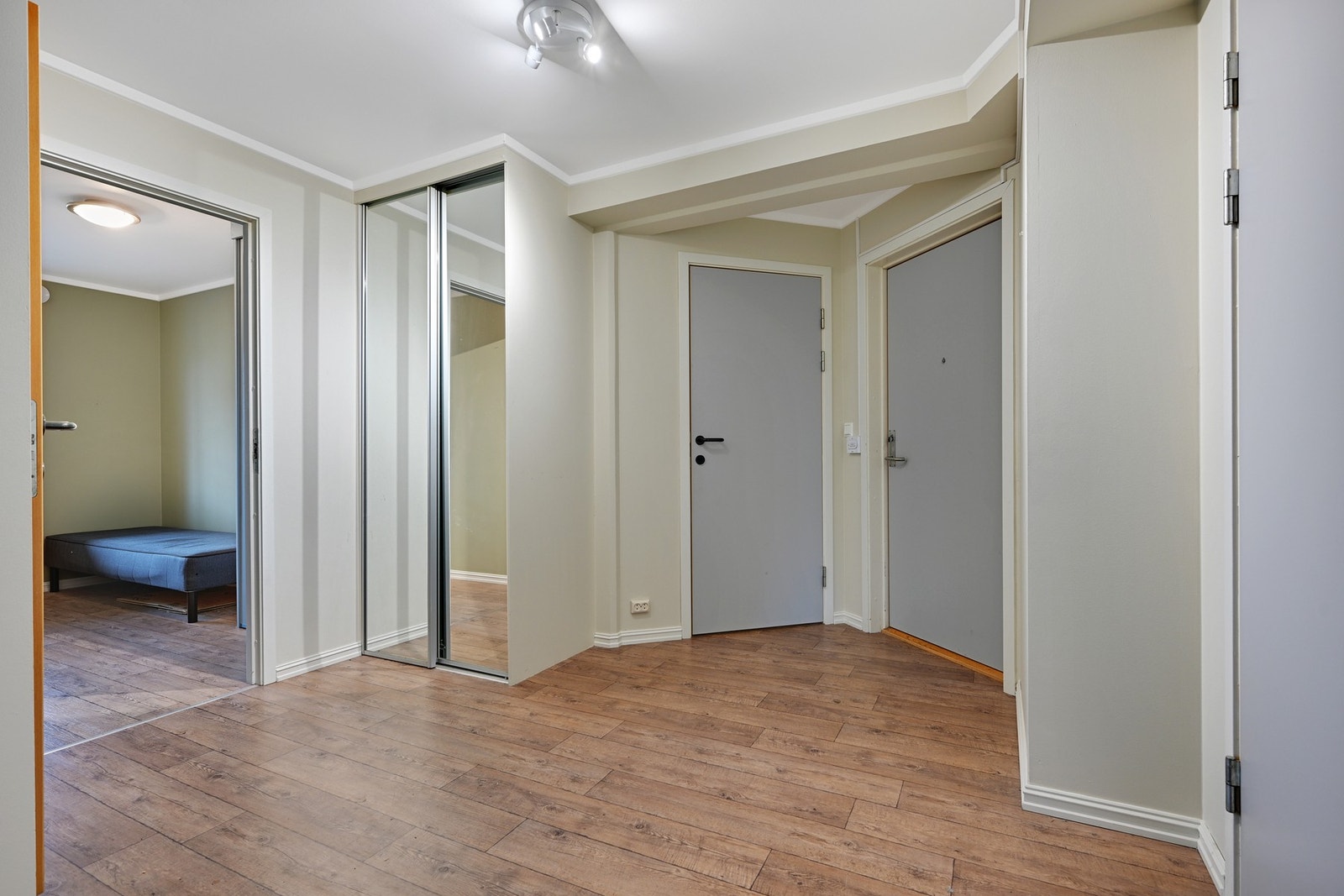 Entre med skyøvedørsgarderobe Galleribilde