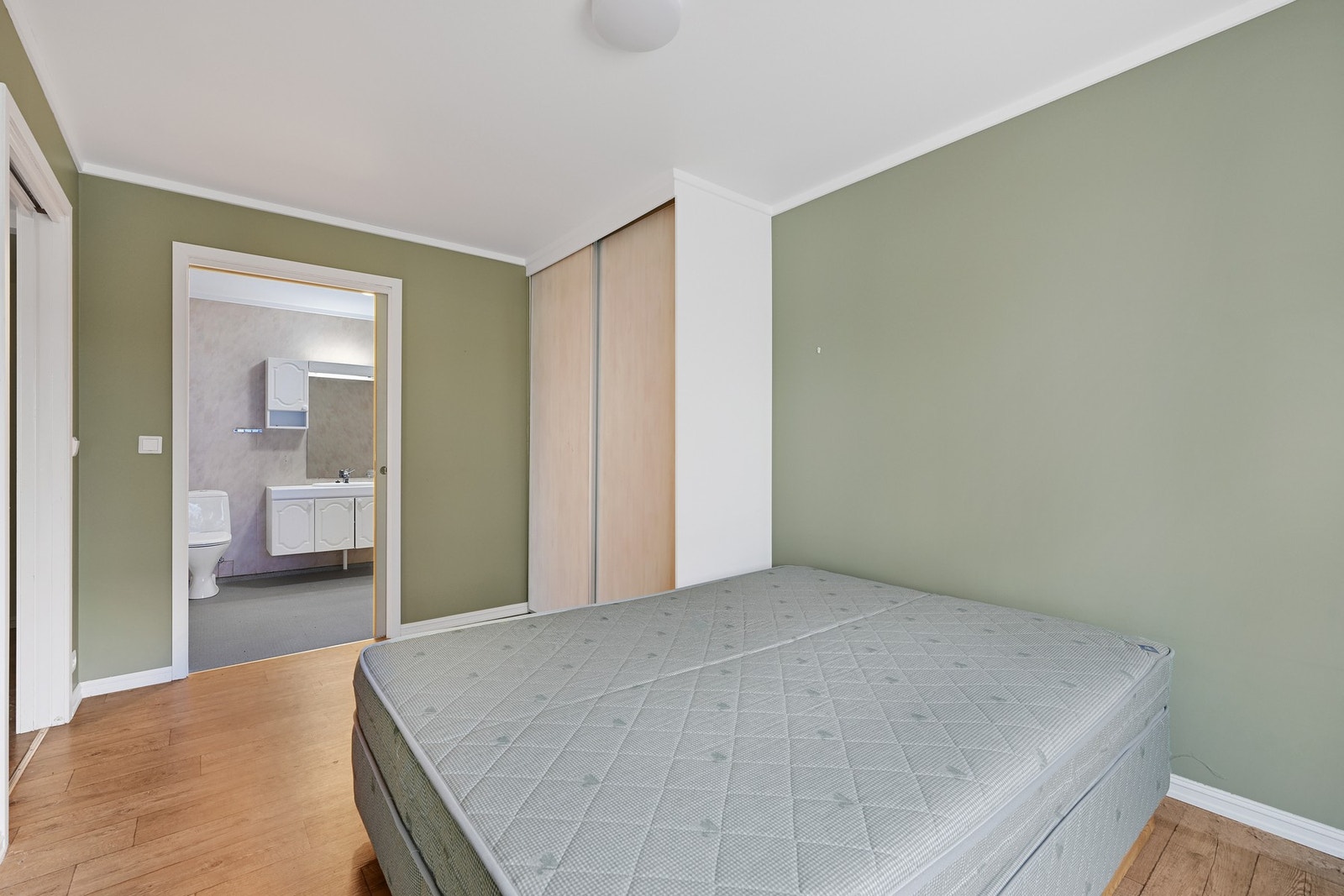 Romslig hovedsoverom med terskelfri og lettvint adkomst til badet Galleribilde