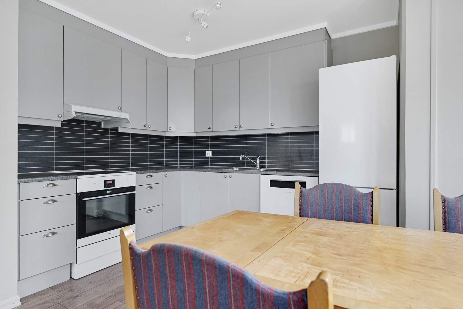 Hvitevarene på kjøkkenet medfølger Galleribilde