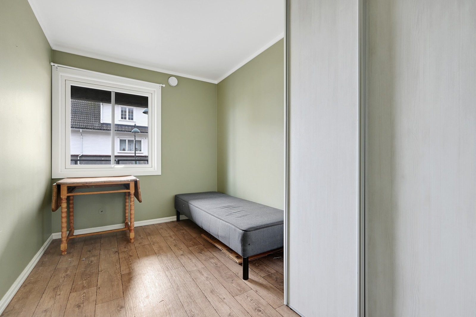 Leiligheten har 2 soverom - her ser vi det minste Galleribilde