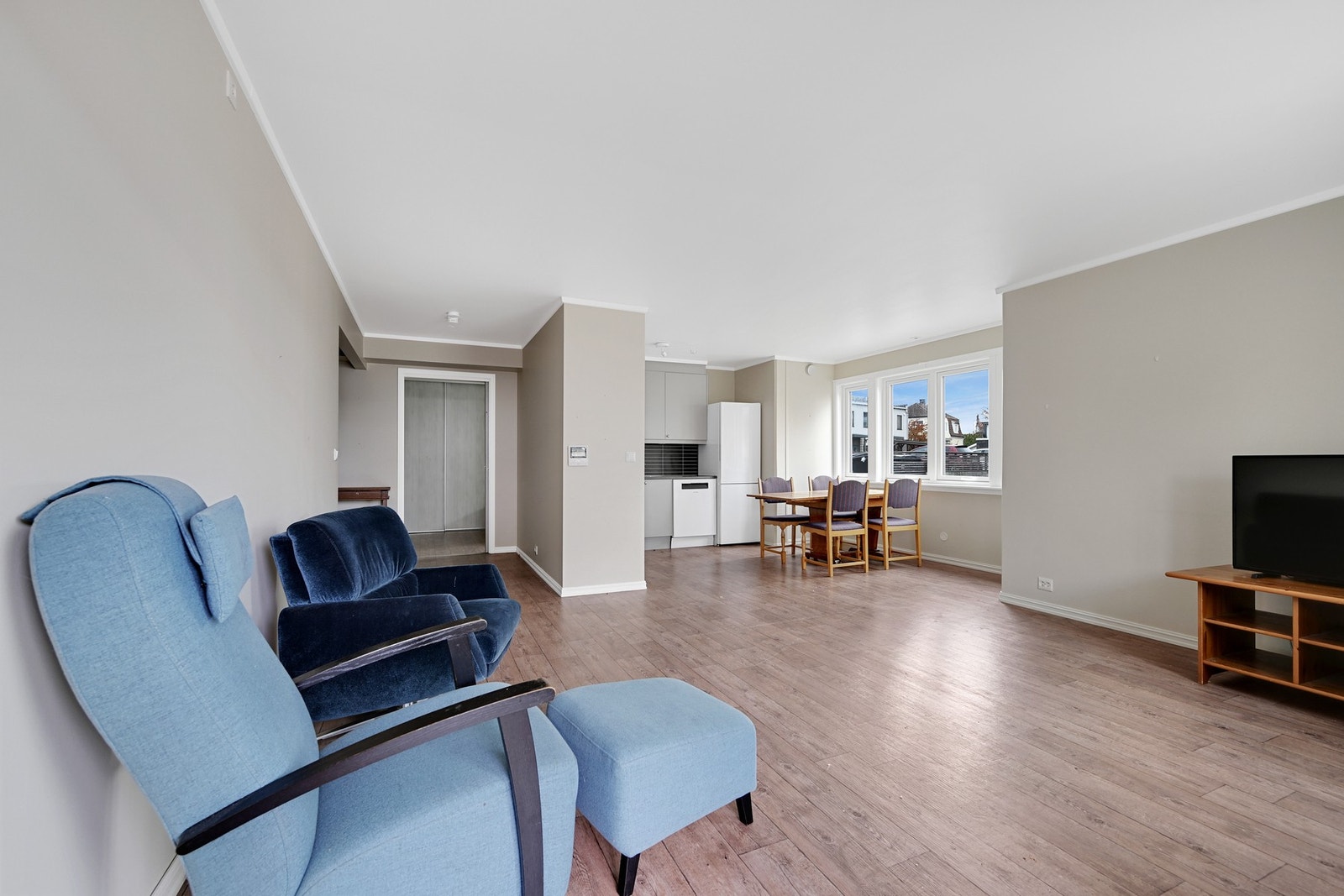 God plass for både sofagruppe, godstoler og spisestue Galleribilde