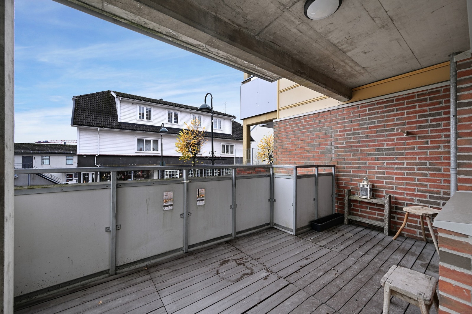 Romslig og overbygget balkong med morgensol Galleribilde