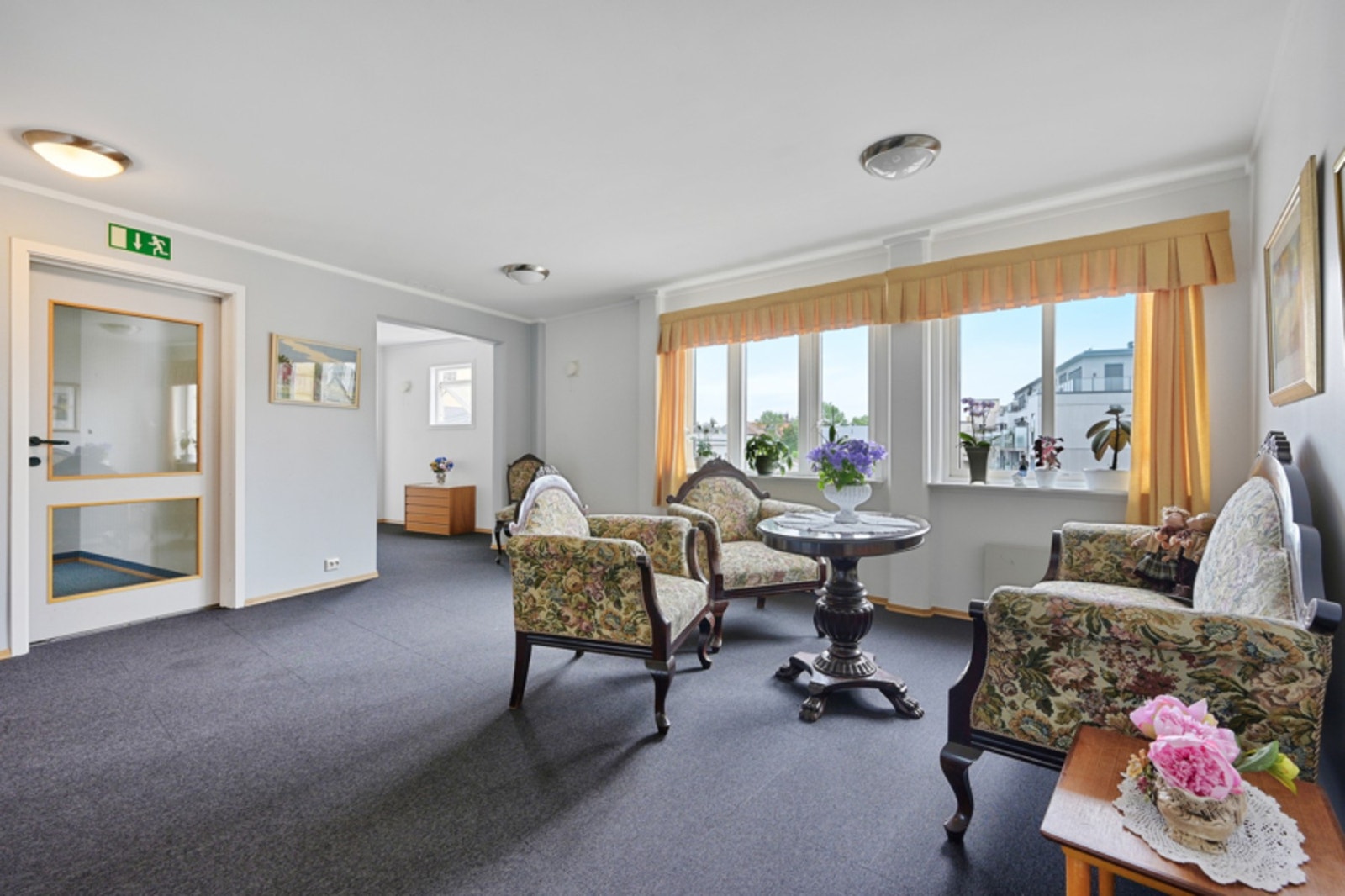 Borettslaget har flere fine sosiale plasser for de som vil slå av en prat med naboene... Galleribilde