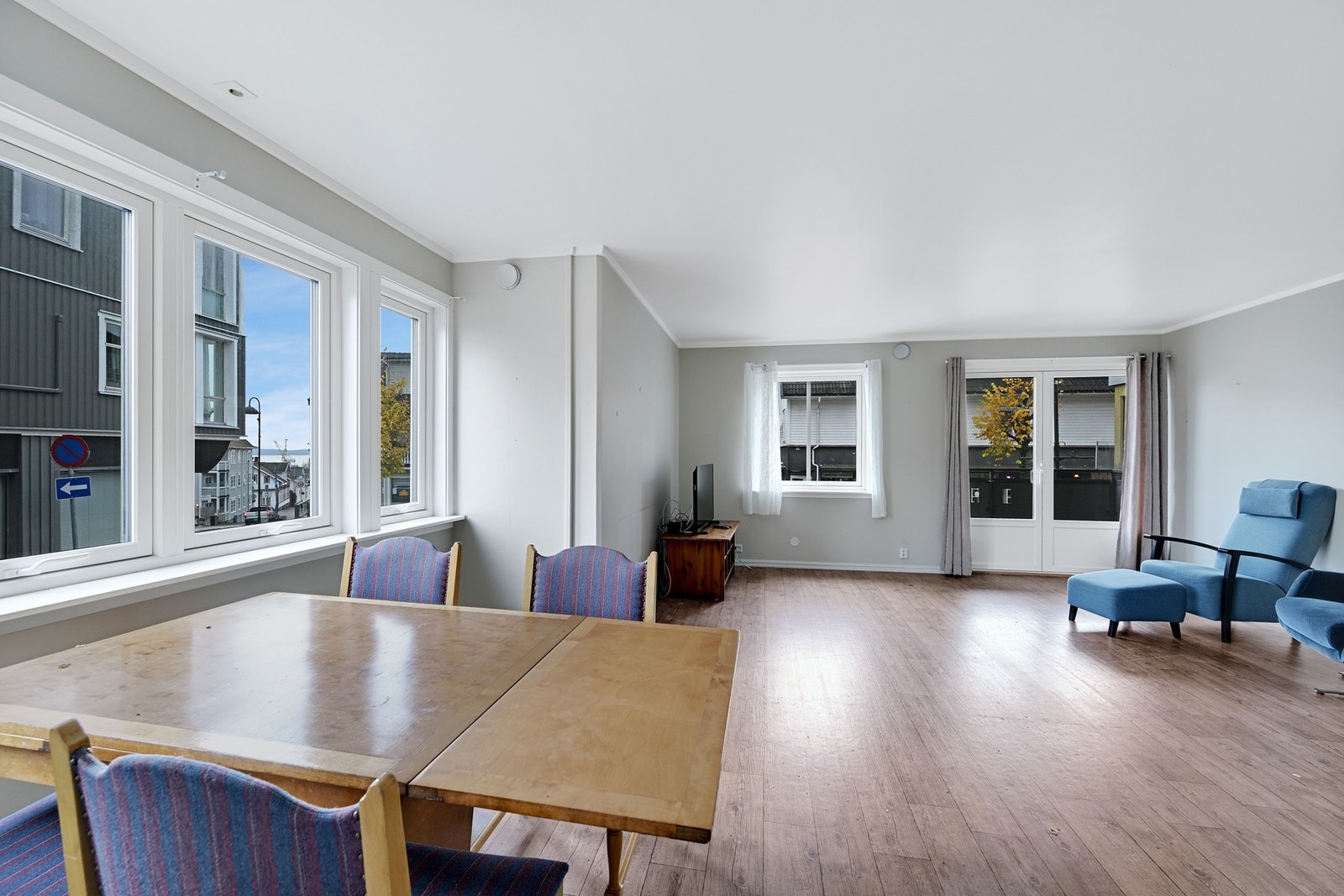 Oversiktsbilde stue med fjorgløtt fra spisestua Galleribilde