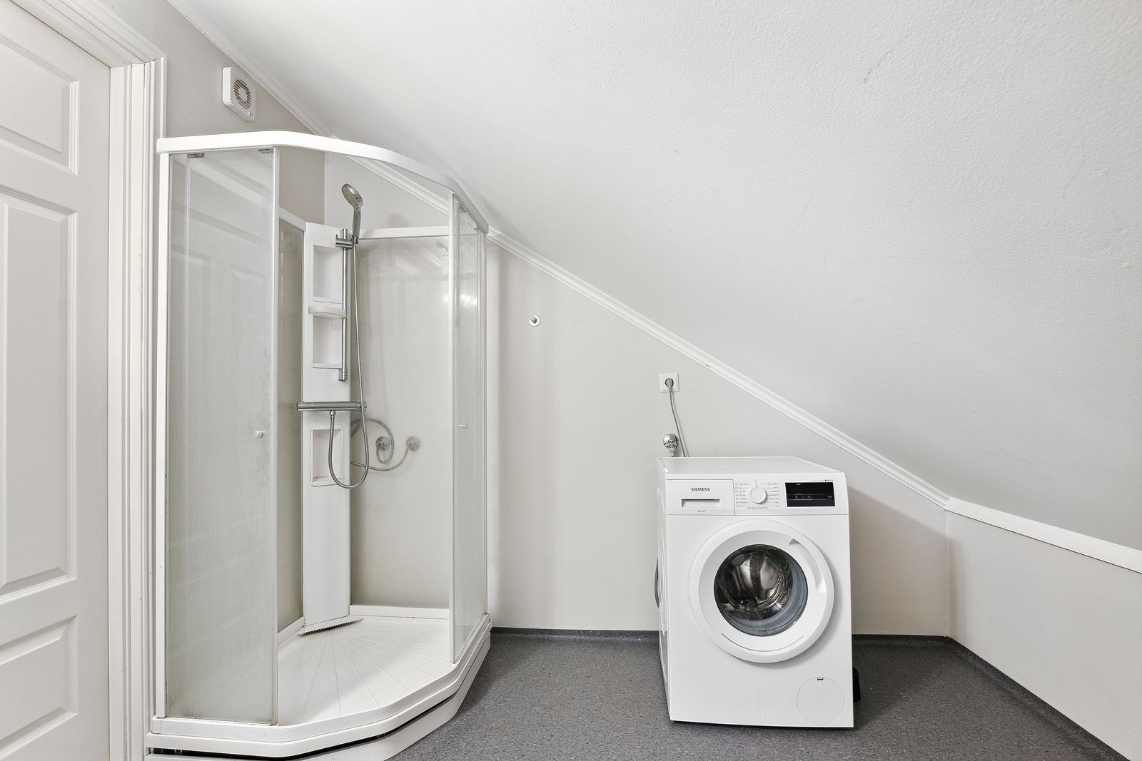 Badet har dusjkabinett og vaskemaskin. Galleribilde