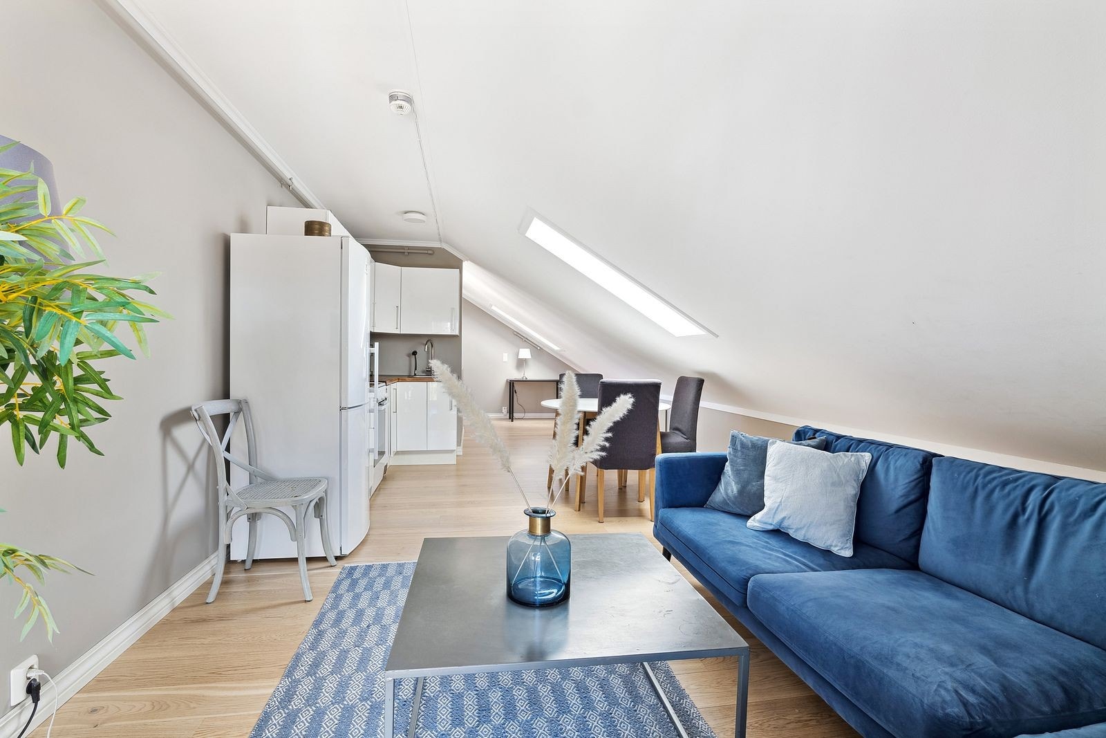 Hvitevarer på kjøkken: kombiskap, komfyr, oppvaskmaskin og mikrobølgeovn. Galleribilde