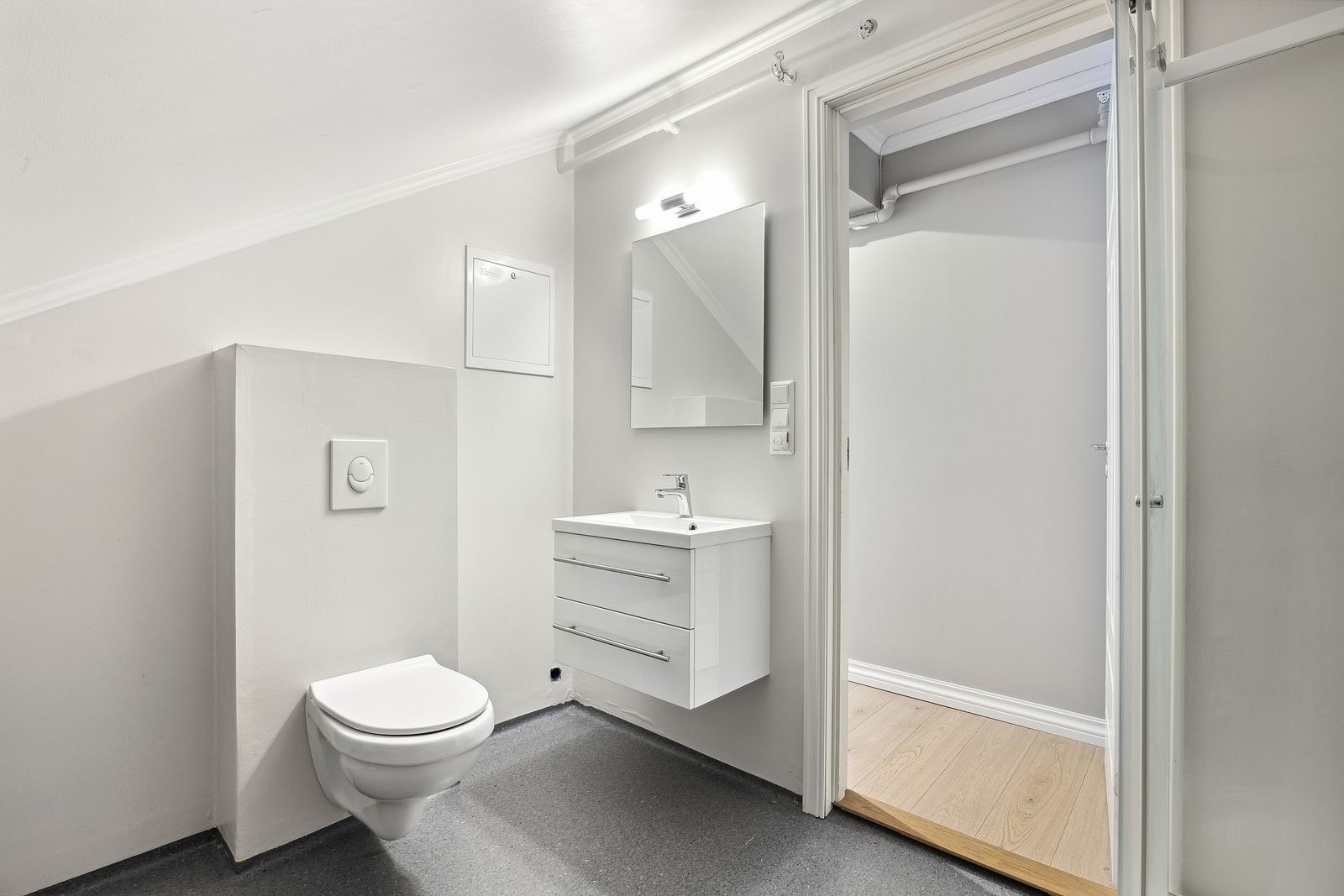 Fint bad med vegghengt toalett og servant m/innredning. Galleribilde