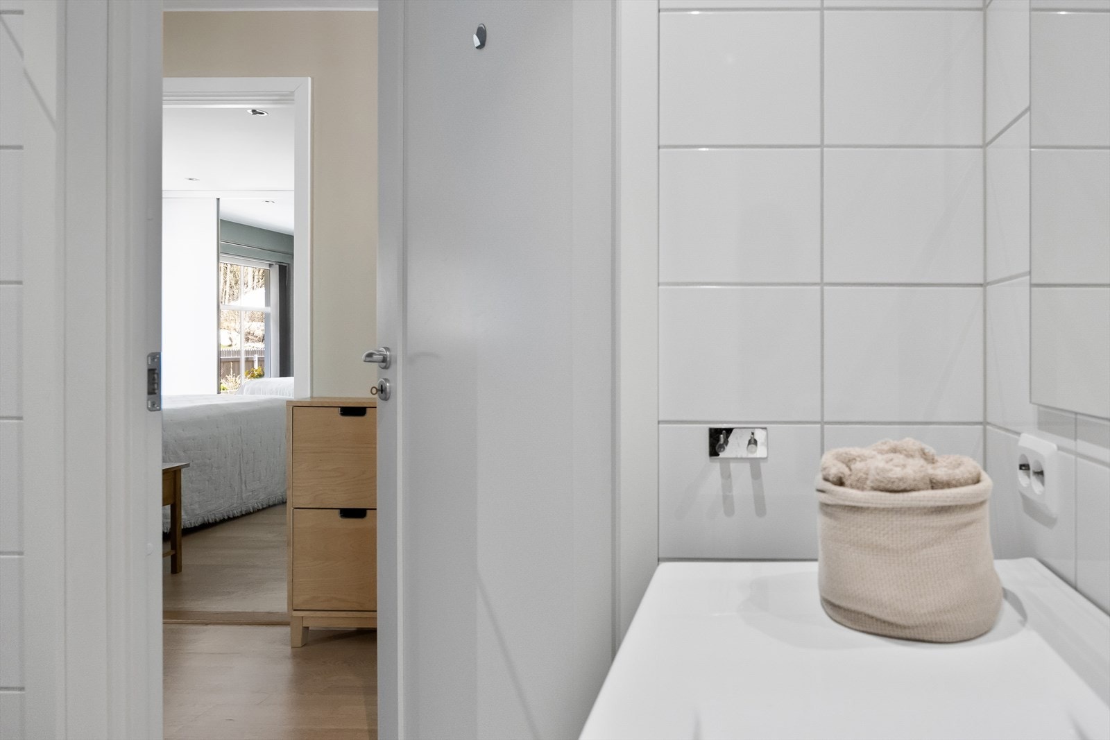 Fra baderom nr. 2 til hovedsoverom som ligger rett over gangen. Galleribilde