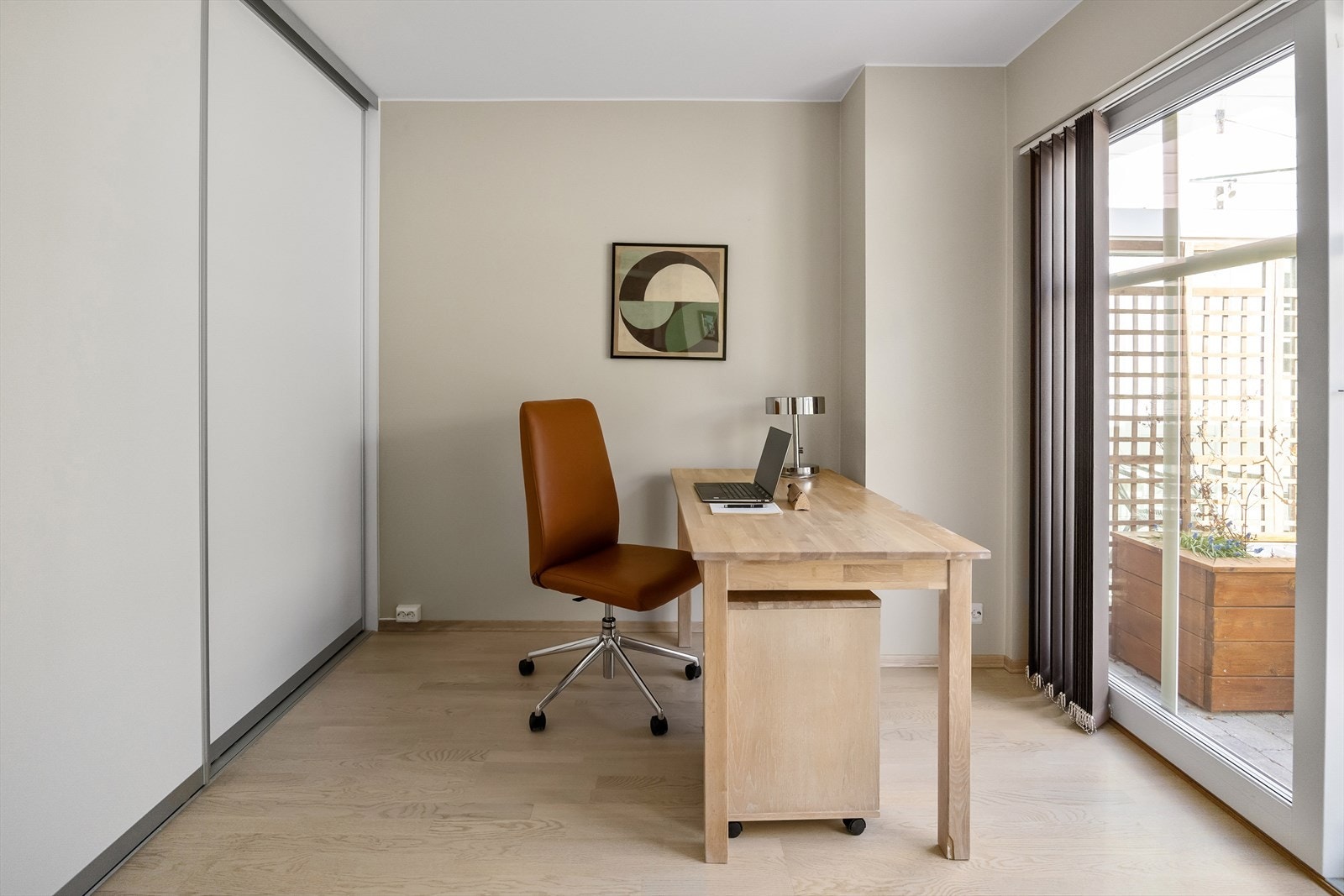 På soverom nr. 2 er det skyvedørsgarderobe. Galleribilde