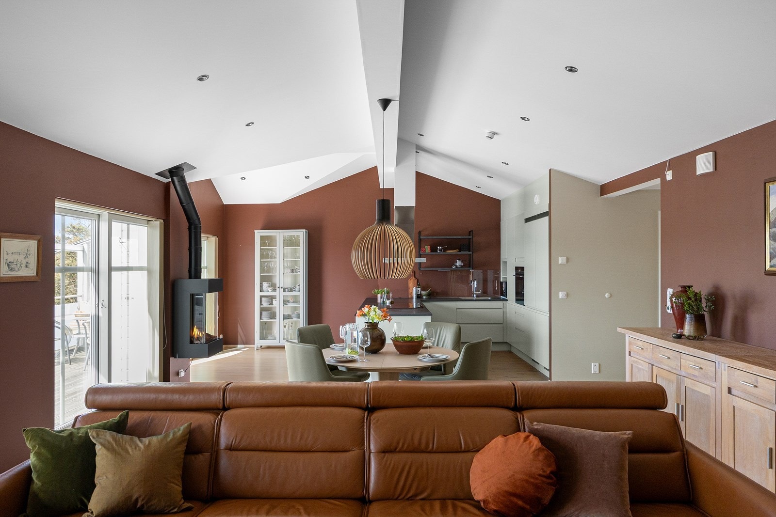 I himlingen er det godt med spotter som gir en fin belysning i rommet. Galleribilde