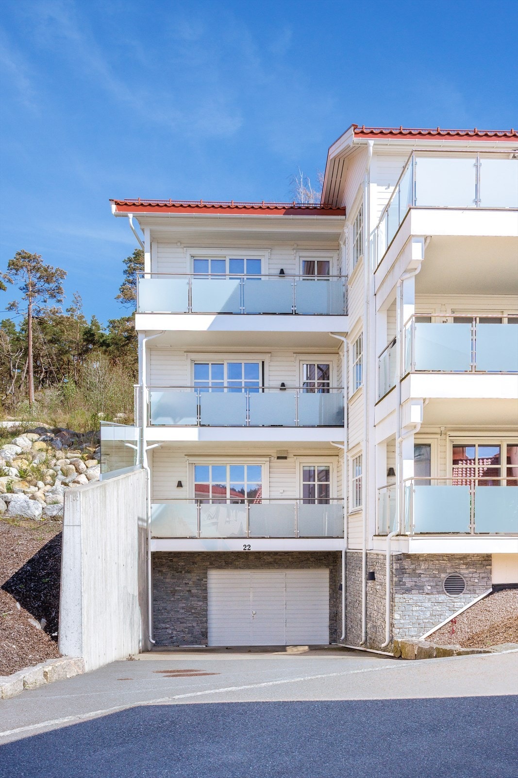 I garasjeanlegget er det 2 parkeringsplasser som følger leiligheten. Galleribilde