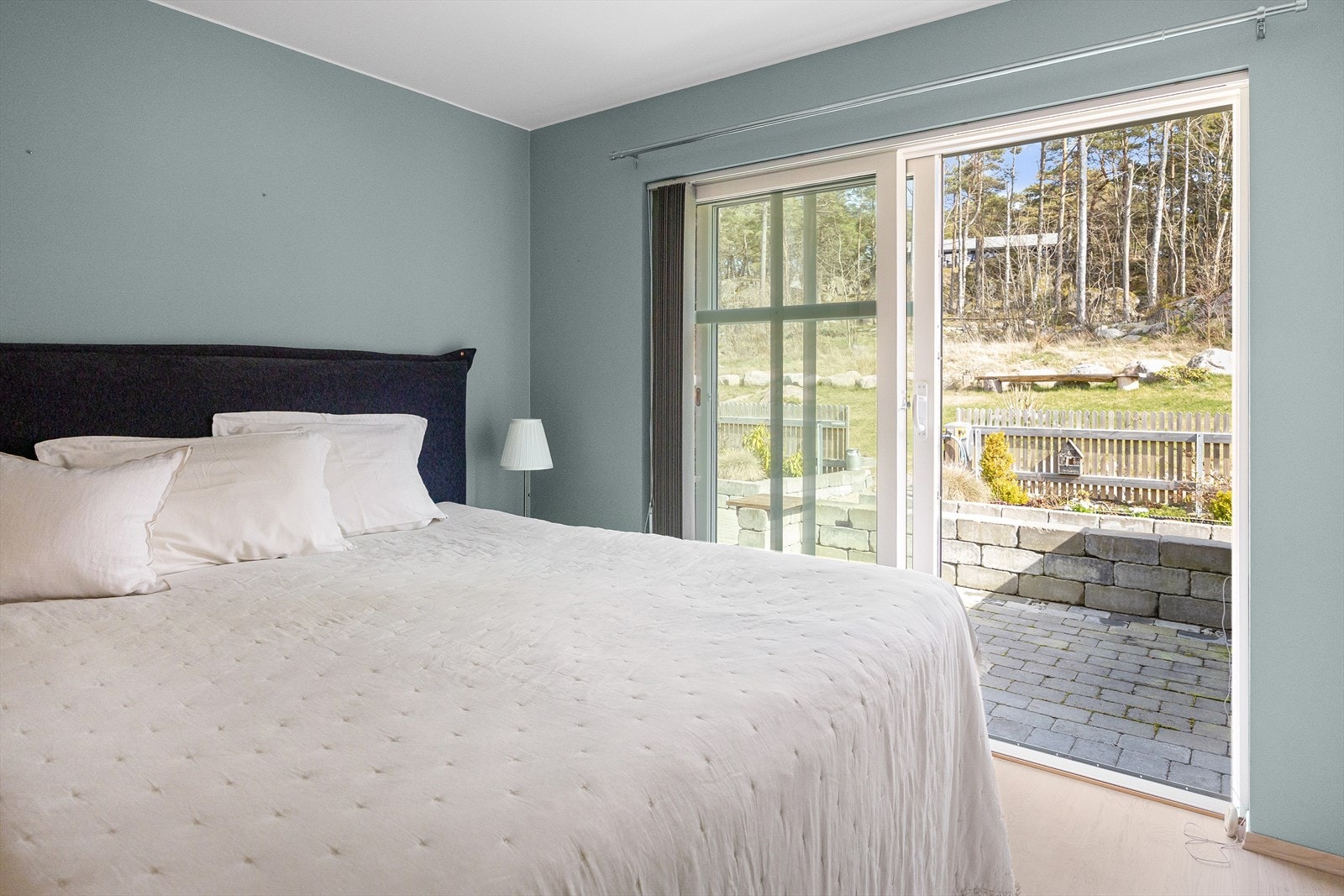 Det er utgang til den østvendte uteplassen fra hovedsoverommet. Galleribilde