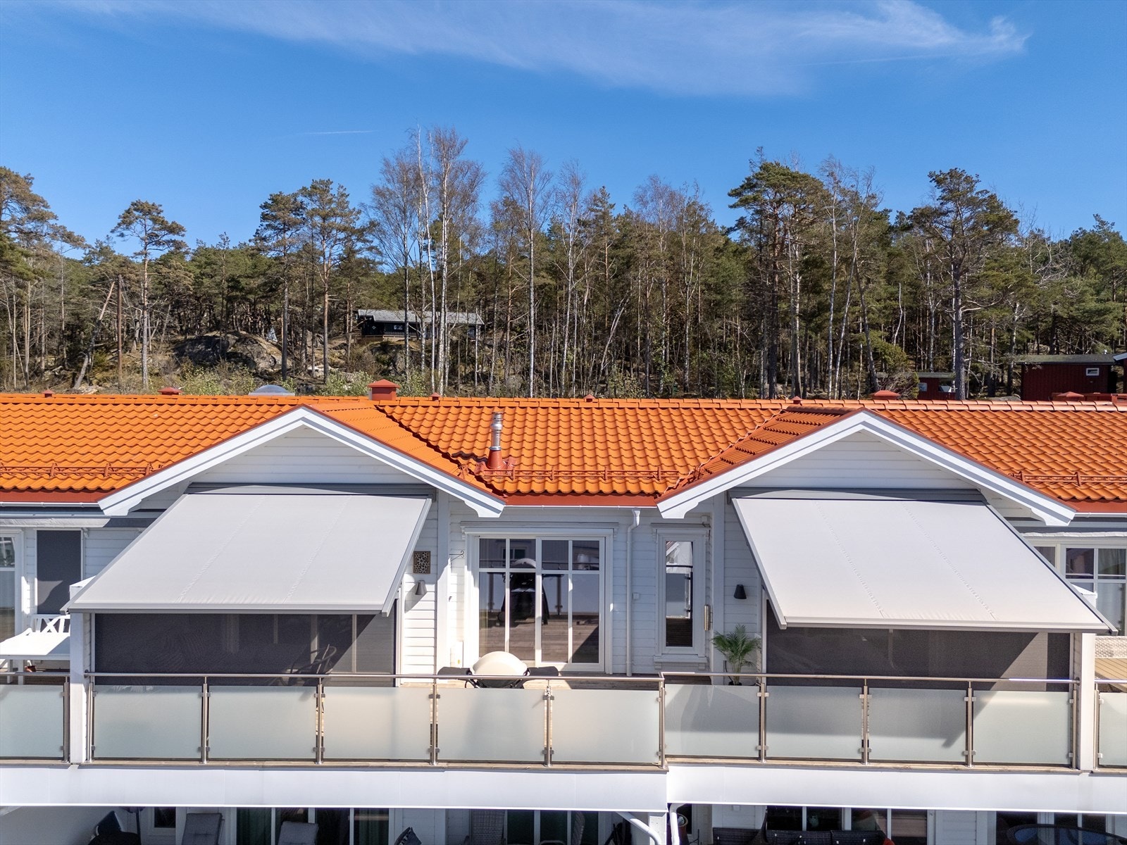 Takket være integrert solskjerming med vegger og tak, får du lune, avskjermede soner som gjør verandaen brukervennlig året rundt. Galleribilde