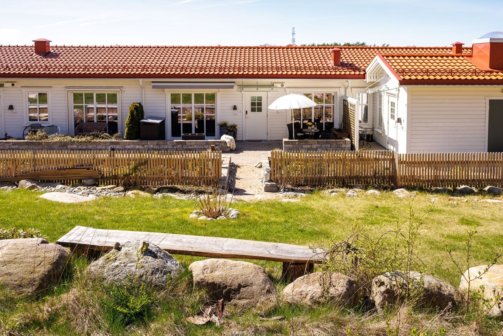 Dette er et hjem for deg som ønsker det beste av to verdener: nærheten til sjø, natur og småbyliv - kombinert med moderne bokomfort og sosiale omgivelser. Galleribilde