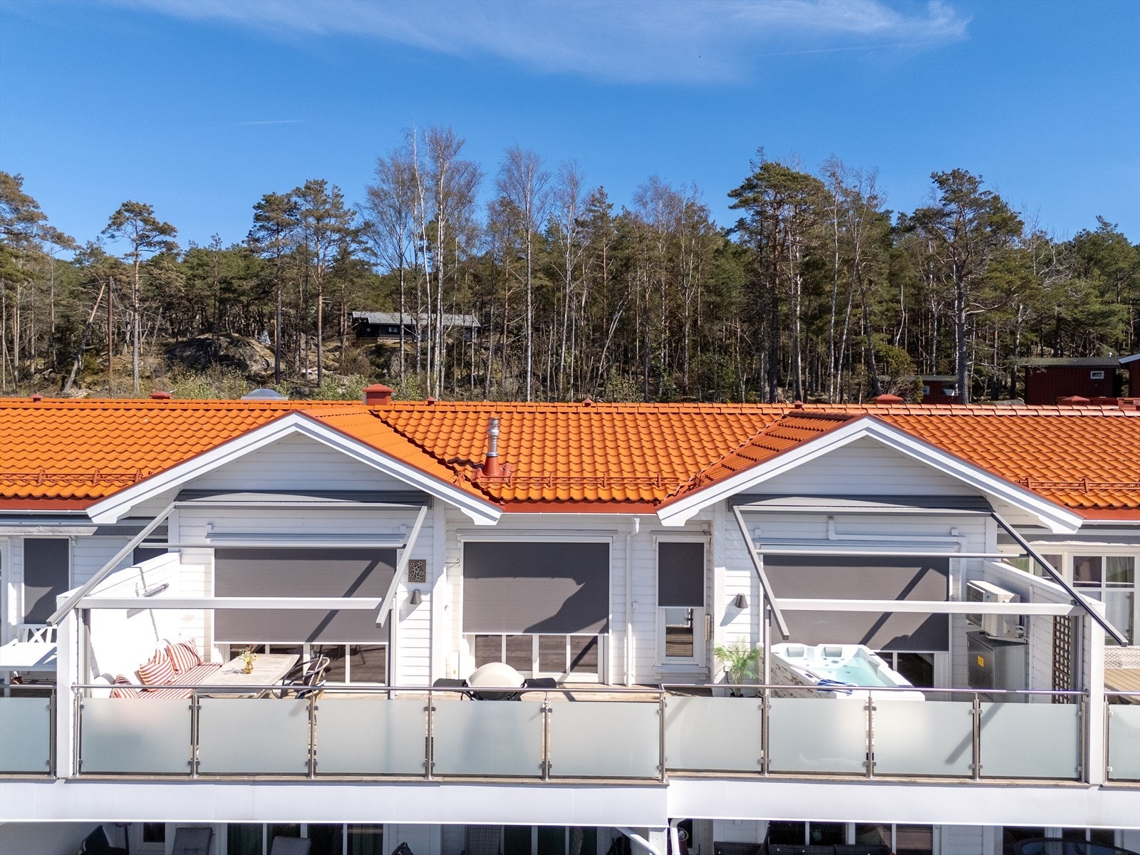 Det er påkostet med sunscreens på både vinduer, og som markise med sidevegger. Markisen må antagelig justeres for å bli godkjent i sameiet. Galleribilde