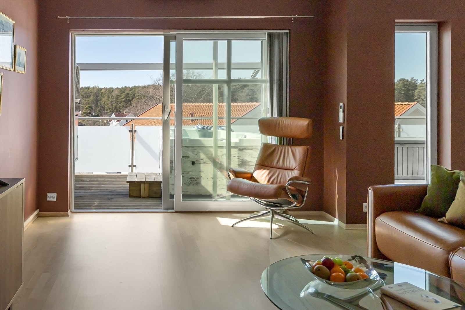 Fra oppholdsrommet er det utgang til den vestvendte verandaen - en solrik oase på hele 30 kvm med fantastisk utsikt over Skjærhalden. Galleribilde