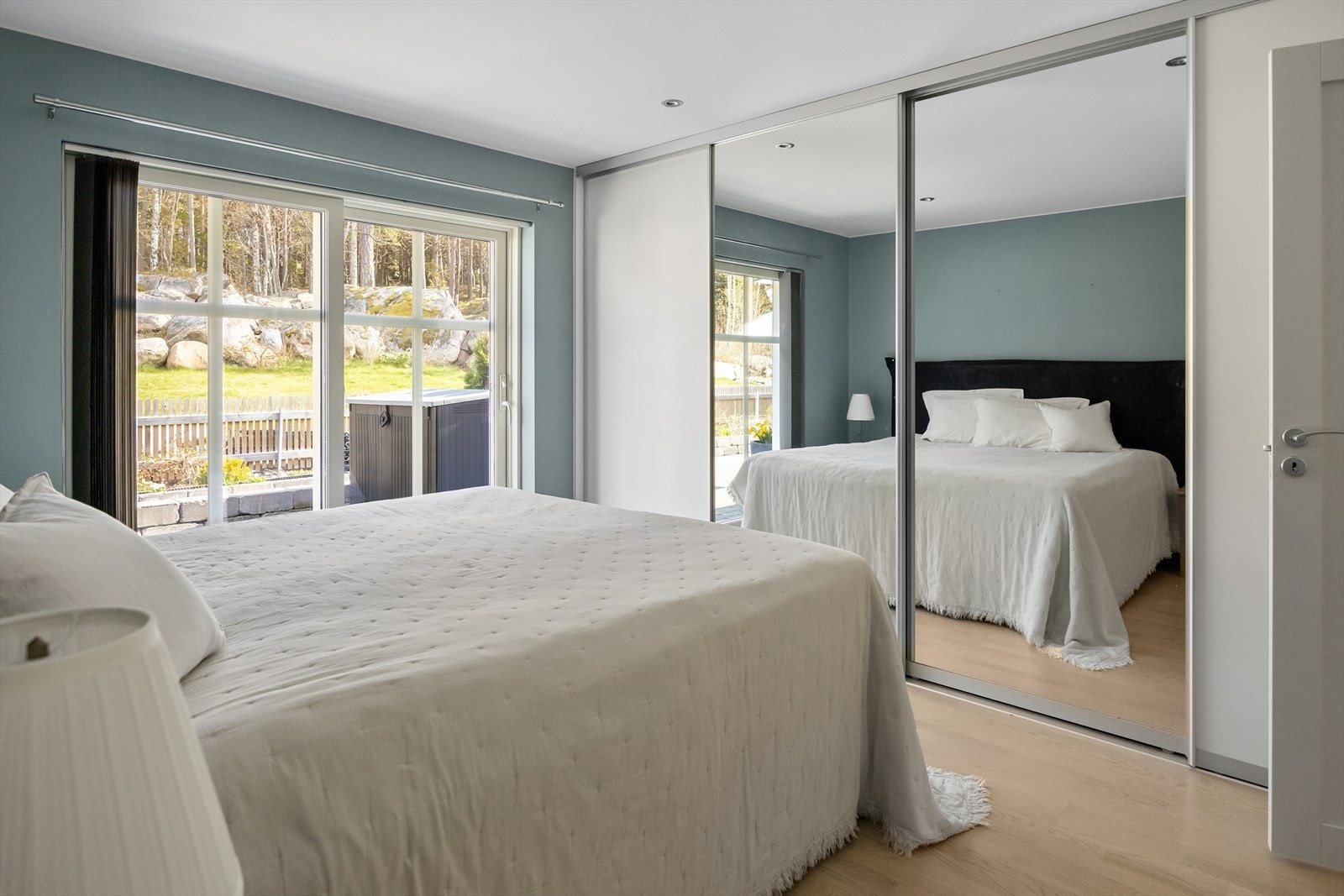 Hovedsoverom med stort garderobeskap med speilfronter. Galleribilde