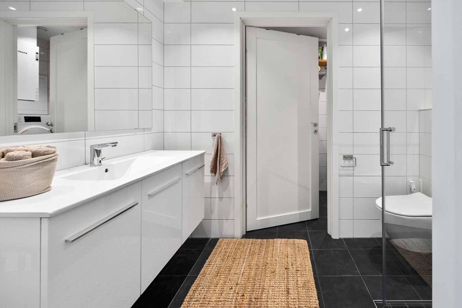 Fra gangen er det inngang til baderom nr. 2. Galleribilde