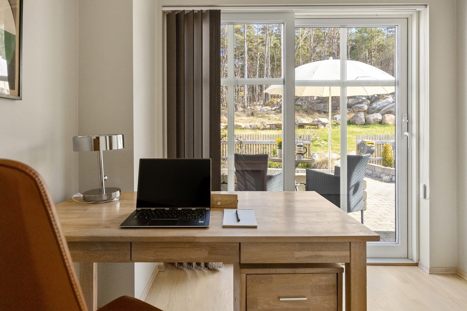 Utgang til den østvendte uteplassen via skyvedører. Det er lameller for skjerming. Galleribilde