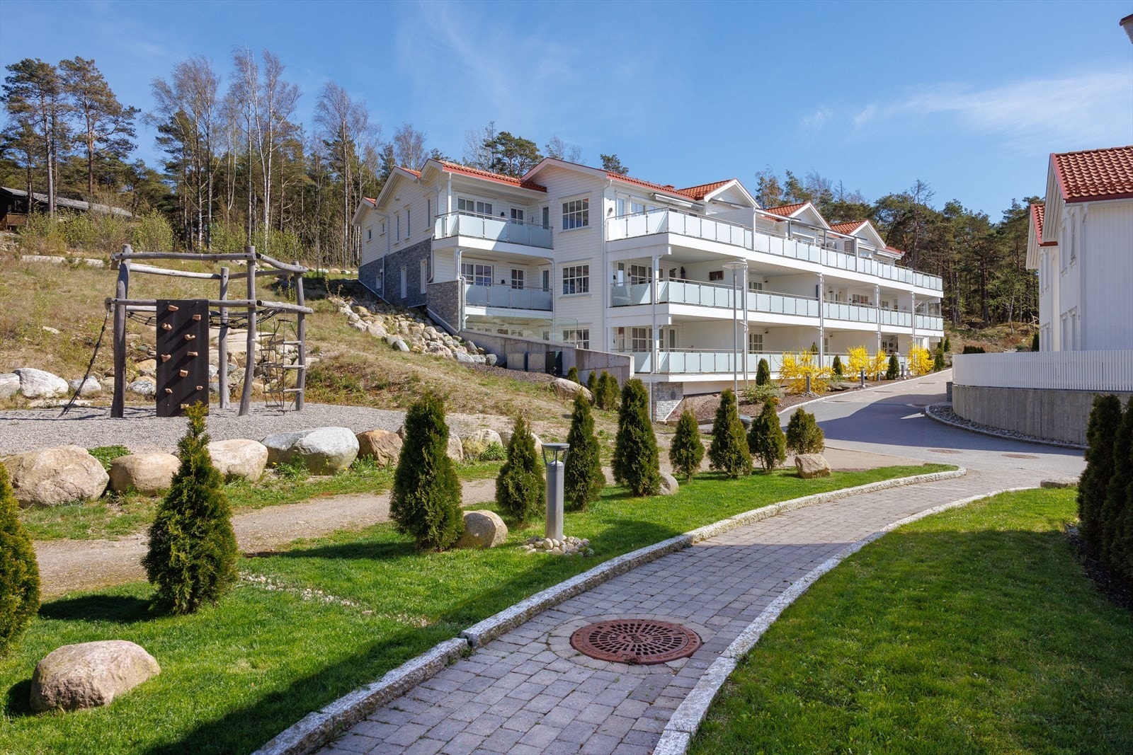 Sameiet har pene uteområder som gir et godt bomiljø. Galleribilde