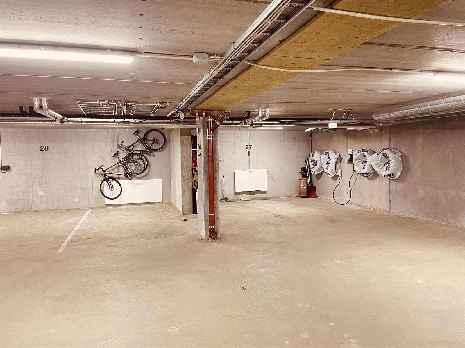 Fra garasjen går du tørrskodd opp til leiligheten. Galleribilde