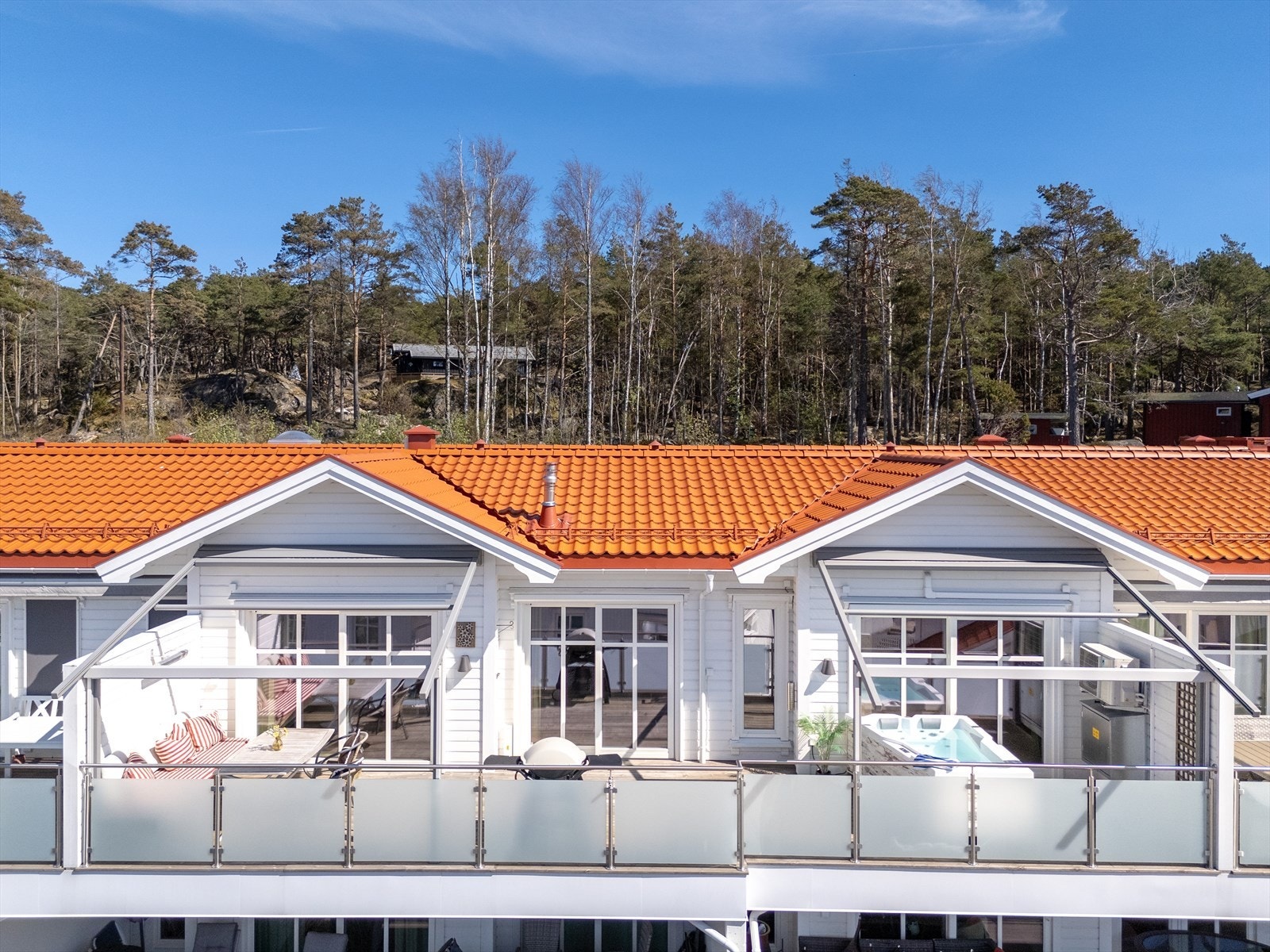 I vest ligger en solrik veranda på 30 kvm med jacuzzi og utsikt. Galleribilde