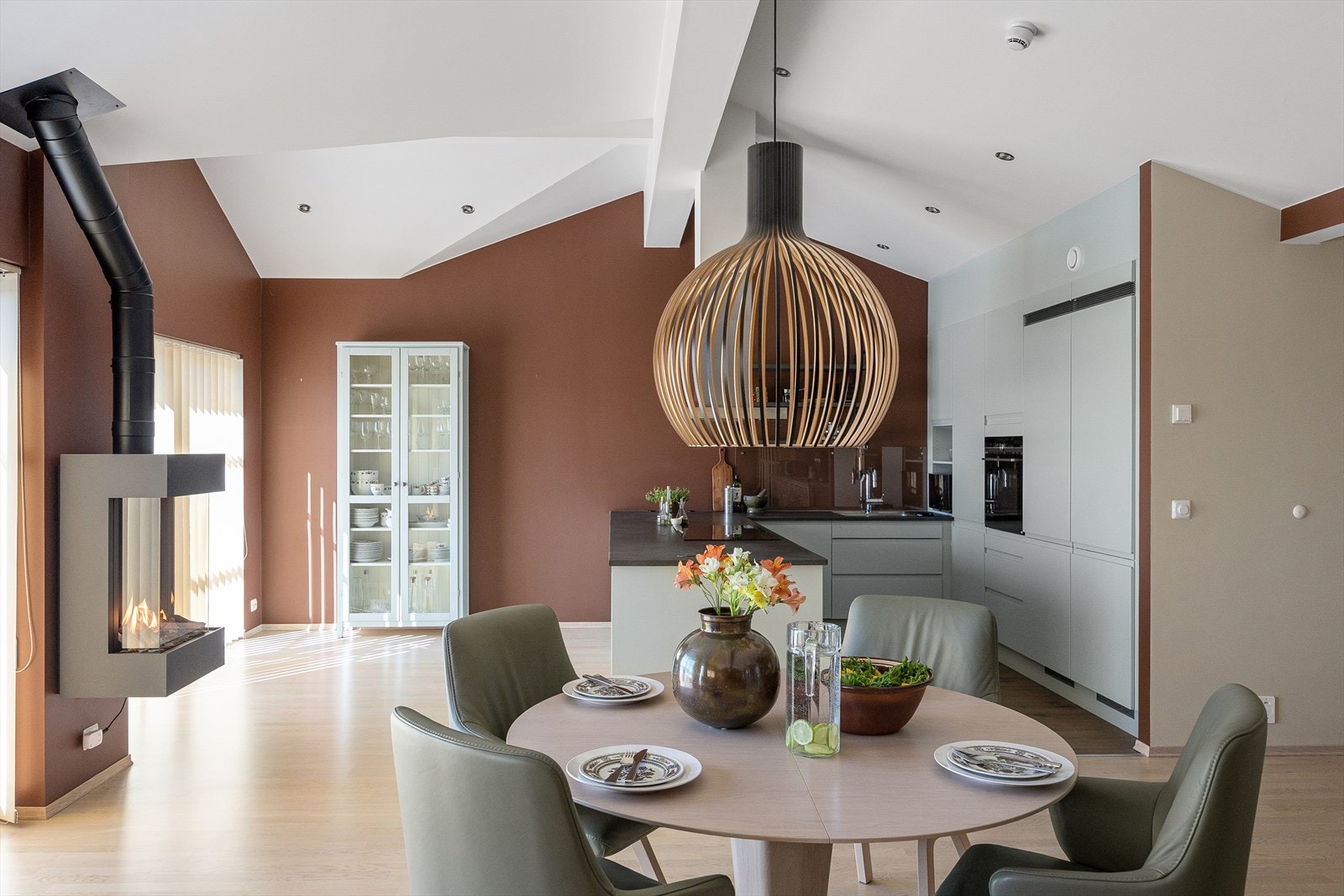 Leiligheten har åpen stue/kjøkkenløsning med 3,4 meter takhøyde og store vindusflater. Galleribilde